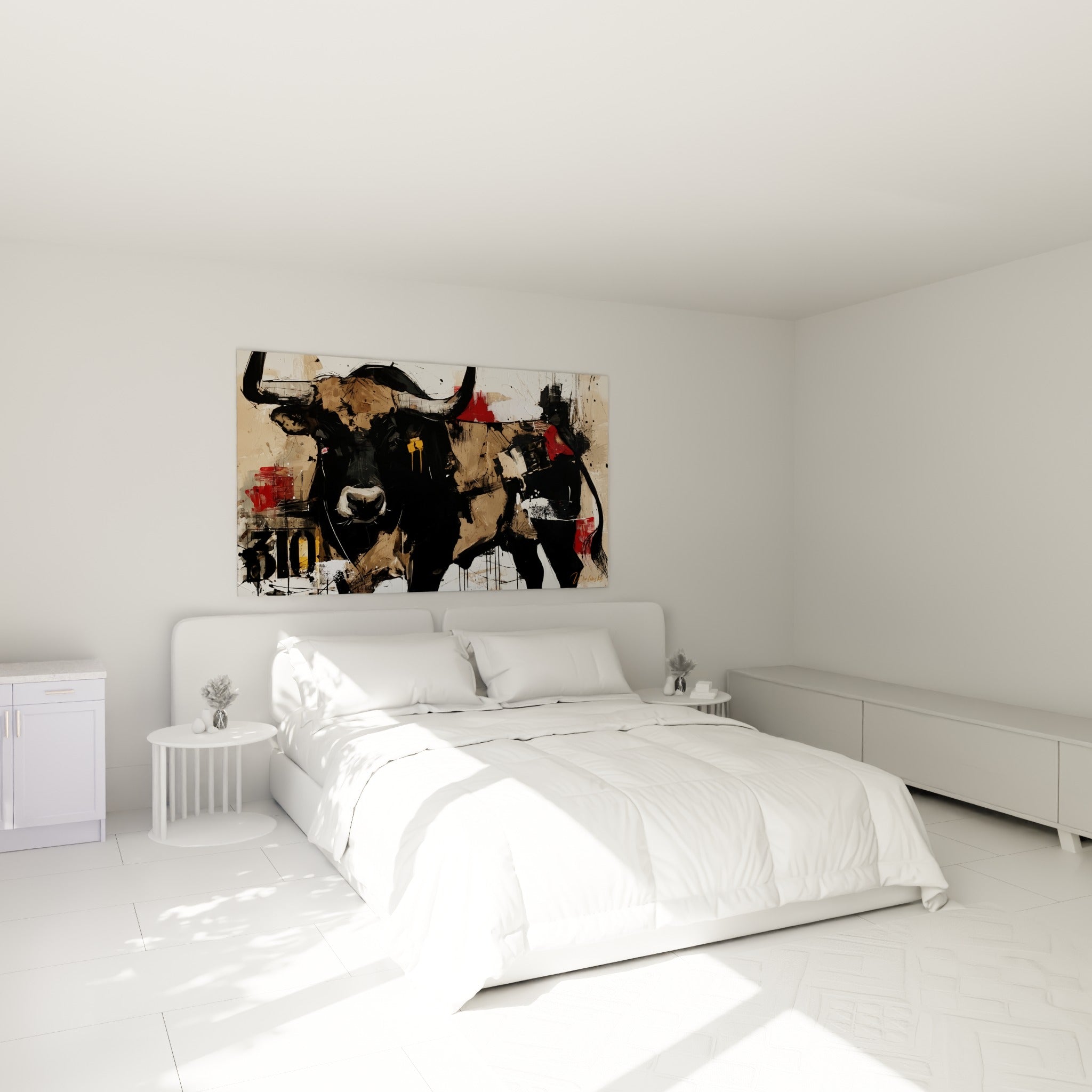 Puissante tête de taureau noir et ocre accrochée au-dessus d'un lit dans une chambre claire