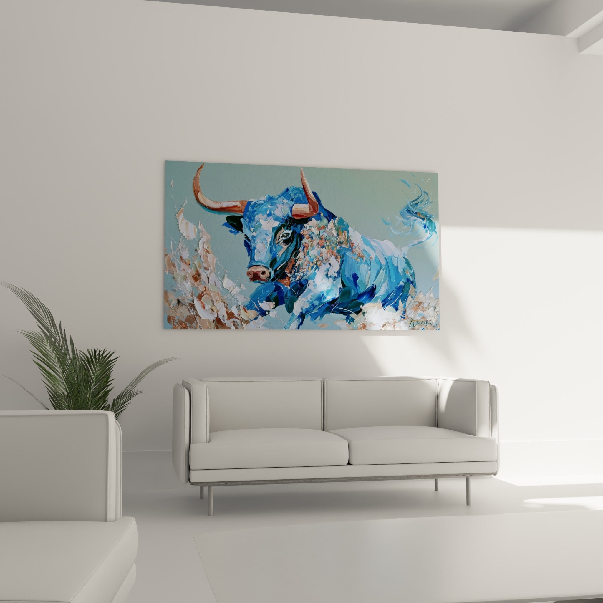 Taureau bleu ciel et ocre à la texture fragmentée, suspendu au-dessus d'un canapé dans un salon lumineux