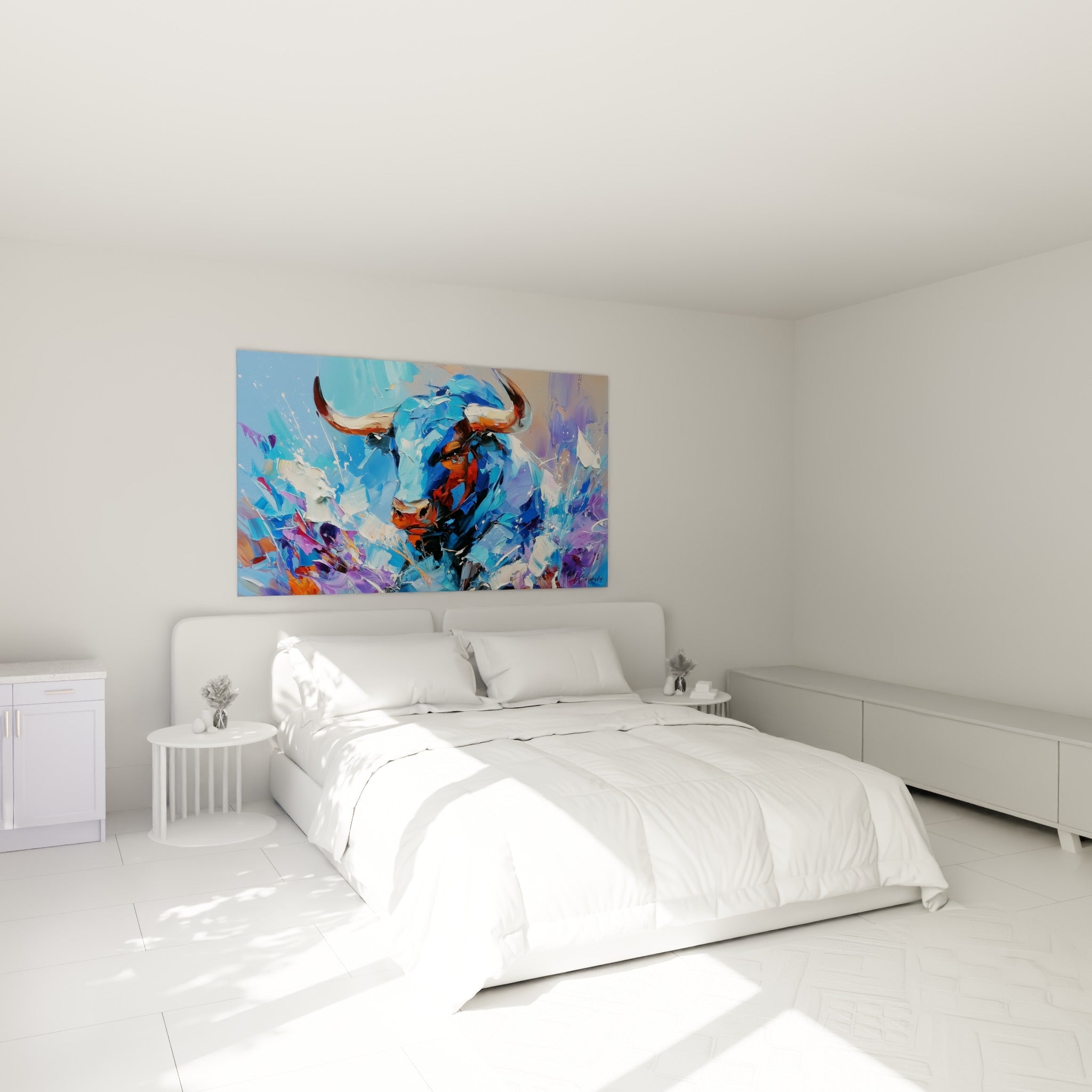 Museau orangé du taureau bleu électrique au-dessus d'un lit dans une chambre claire