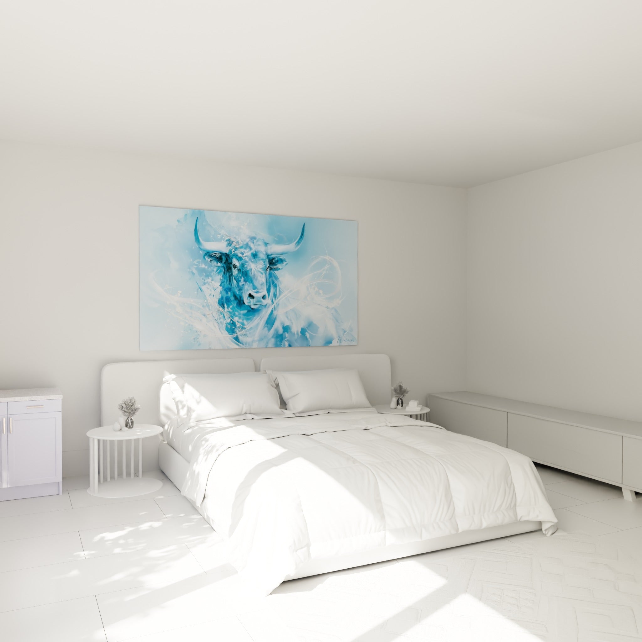 Cornes déployées et regard sombre du Taureau bleu pastel, au-dessus d'un lit dans une chambre claire