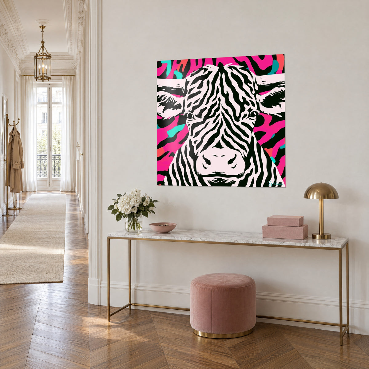Cuadro bovino hipnótico rayado en blanco y negro, fondo rosa vivo, visto de tres cuartos sobre una consola dorada