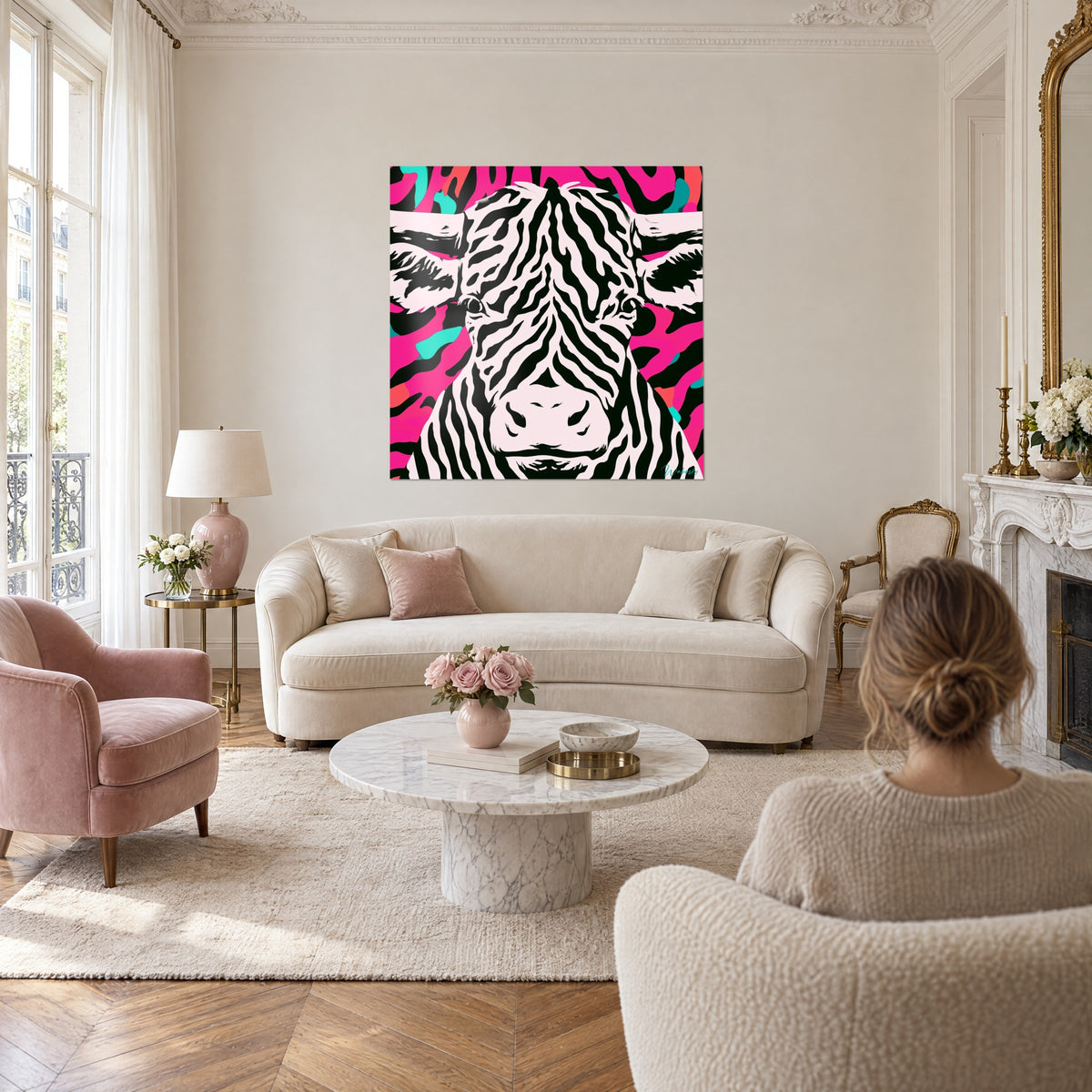 Cuadro toro cebrado con hocico rosado, fondo fucsia y toques turquesa, sobre un sofá en un salón luminoso