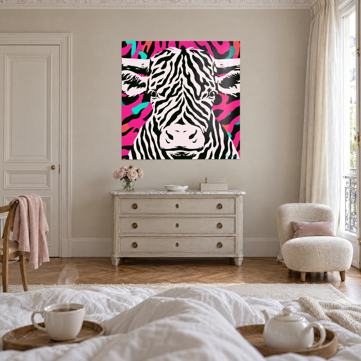 Cuadro cabeza de toro con rayas de cebra, fucsia y turquesa intensos, sobre una cama en un dormitorio claro