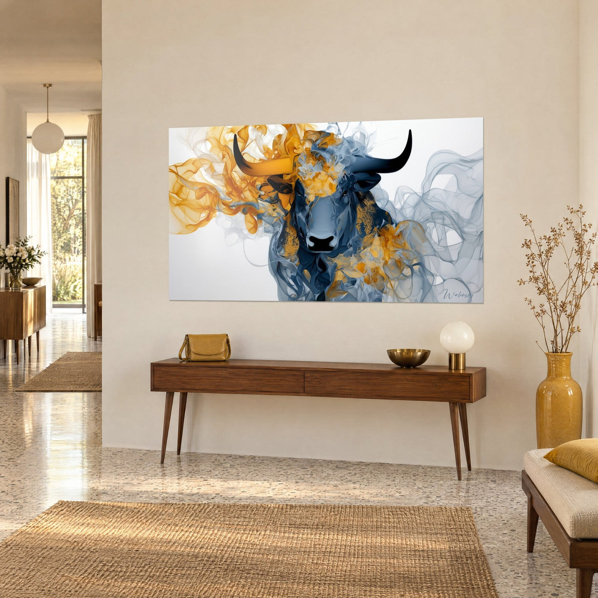 Quadro bufalo di fronte, muso nero e fumo dorato su fondo bianco, su una parete beige sopra una consolle in legno