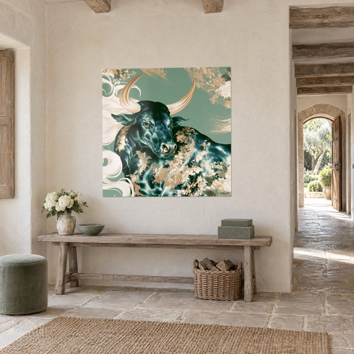 Schilderij zwartgroene runderen met trotse blik, koperkleurige hoorns en ivoorkleurige bloemen, schuin opgehangen in een stenen hal