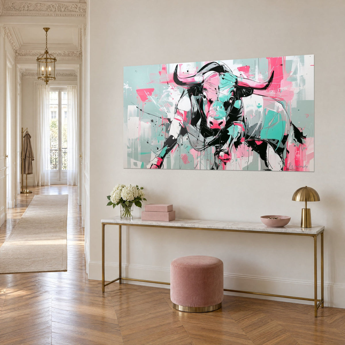 Quadro toro in carica, muso rosa vivo e fianco turchese, schizzi neri, visto di tre quarti nell'ingresso in stile haussmanniano