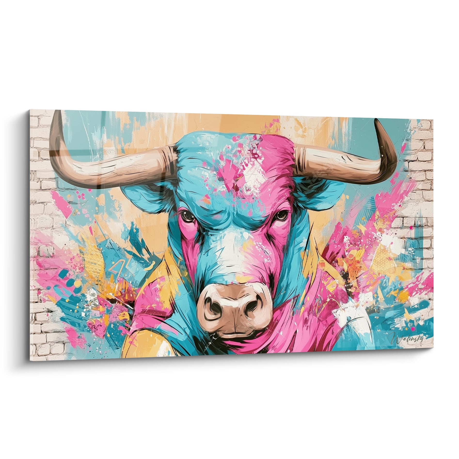 Taureau au regard perçant peint en rose fuchsia et bleu turquoise, effet éclaboussé sur fond de brique