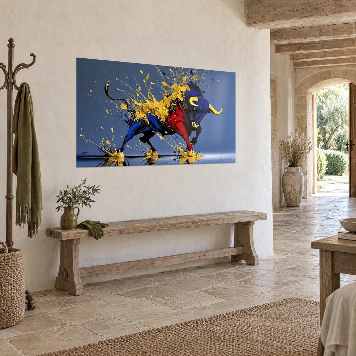Quadro bestia cornuta con corna dorate che schizza giallo zafferano, manto blu notte striato di rosso, su un muro di pietra chiara in campagna