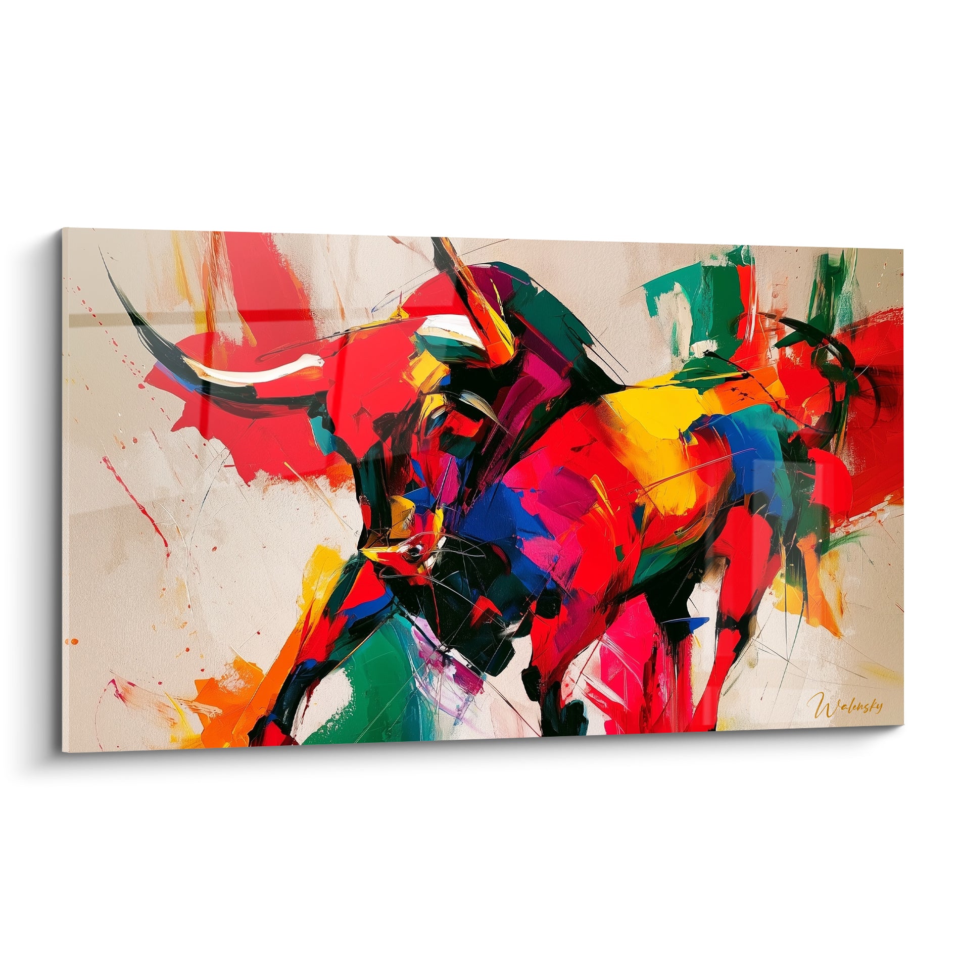 Taureau rouge et bleu marine en pleine charge, cornes blanches, style abstrait sur fond beige