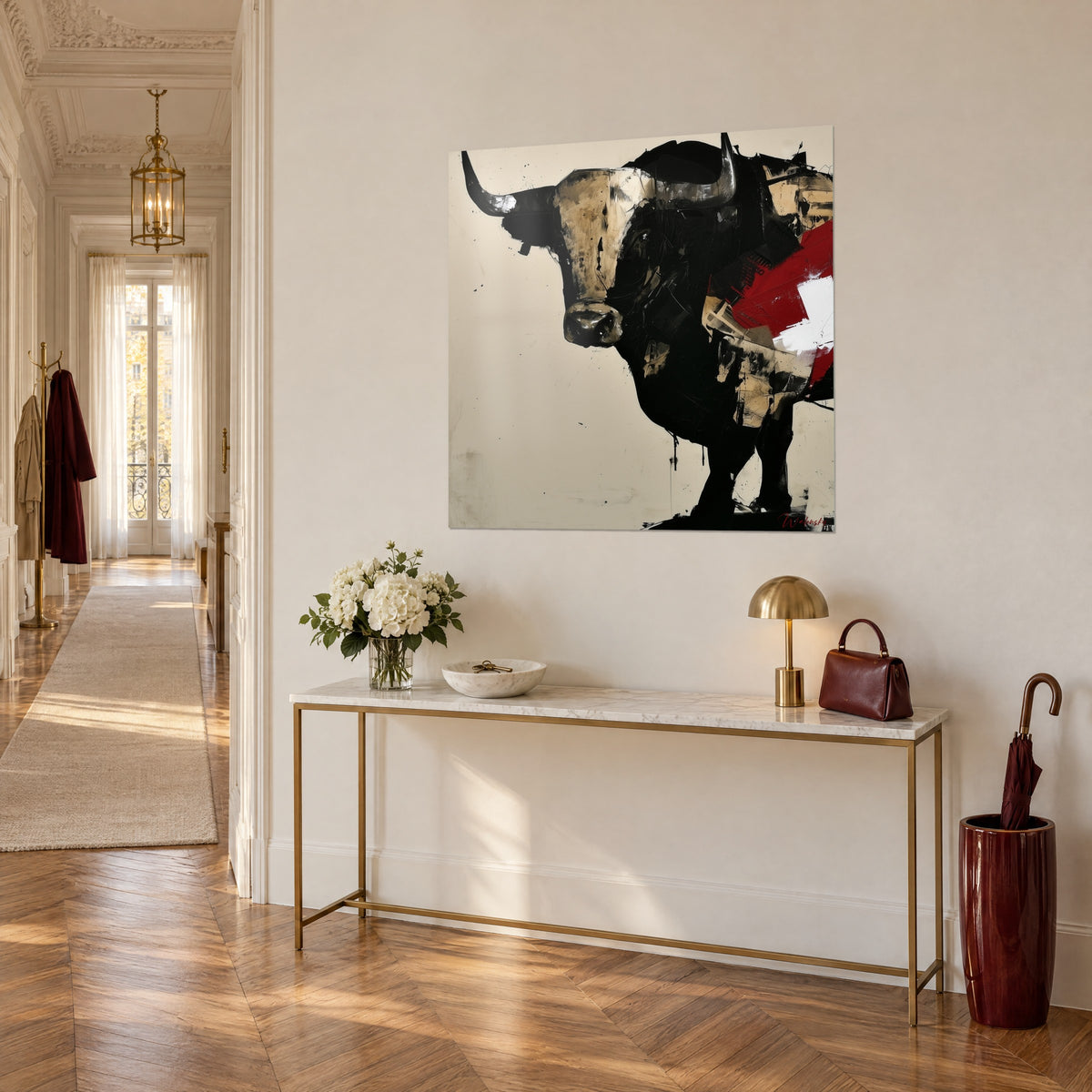 Cuadro toro macizo en pintura gestual, melena negra como tinta y hocico beige, colgado sobre una consola dorada en la entrada de estilo haussmanniano
