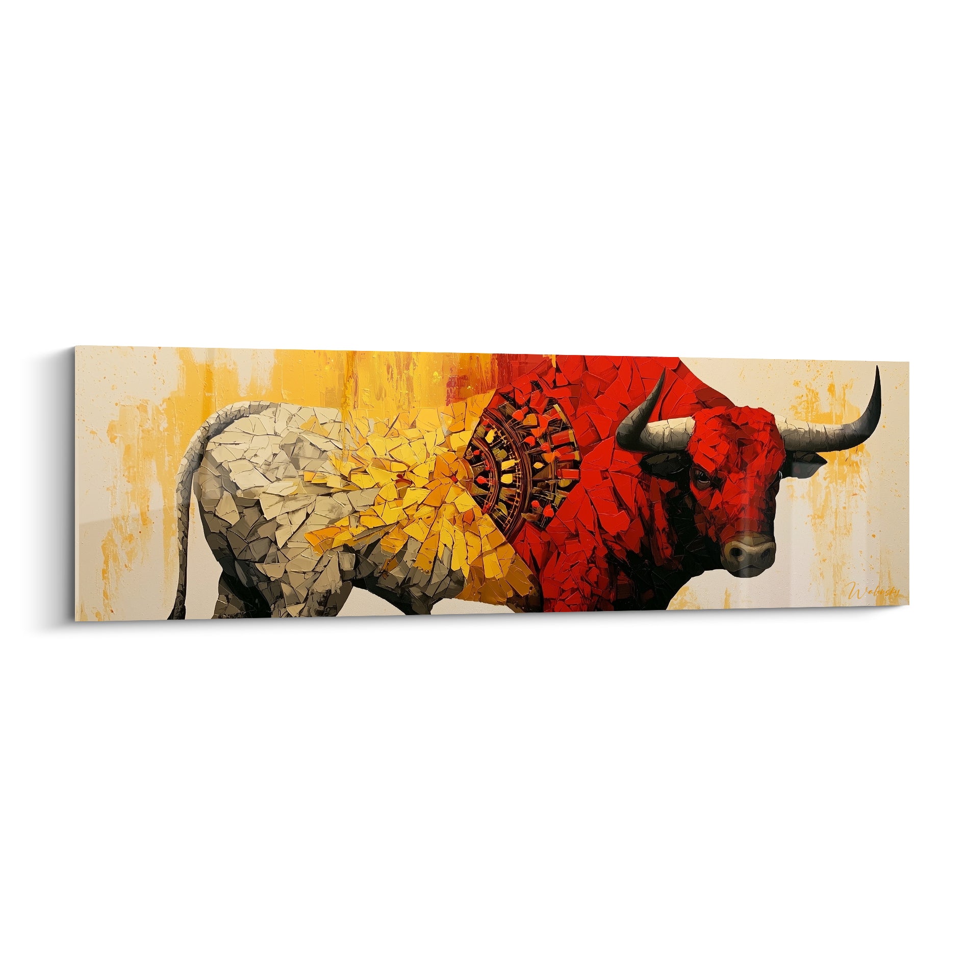 Taureau à mosaïque rouge écarlate et gris cendré, cornes dressées, motif circulaire doré au centre