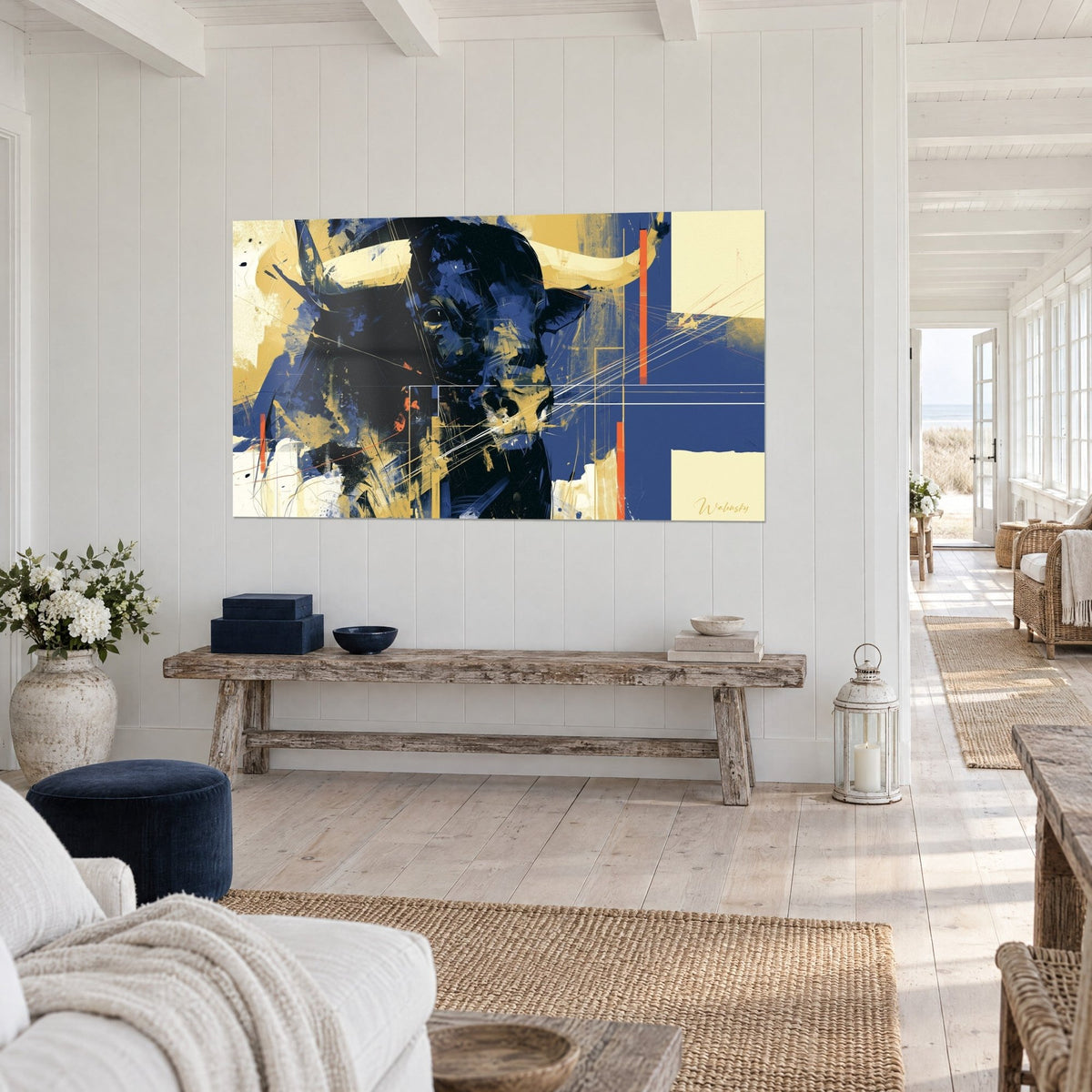 Quadro di un toro nero di profilo, corna d'avorio, sfondo blu oltremare e linee dorate, visto di tre quarti su una parete bianca di una casa sul mare