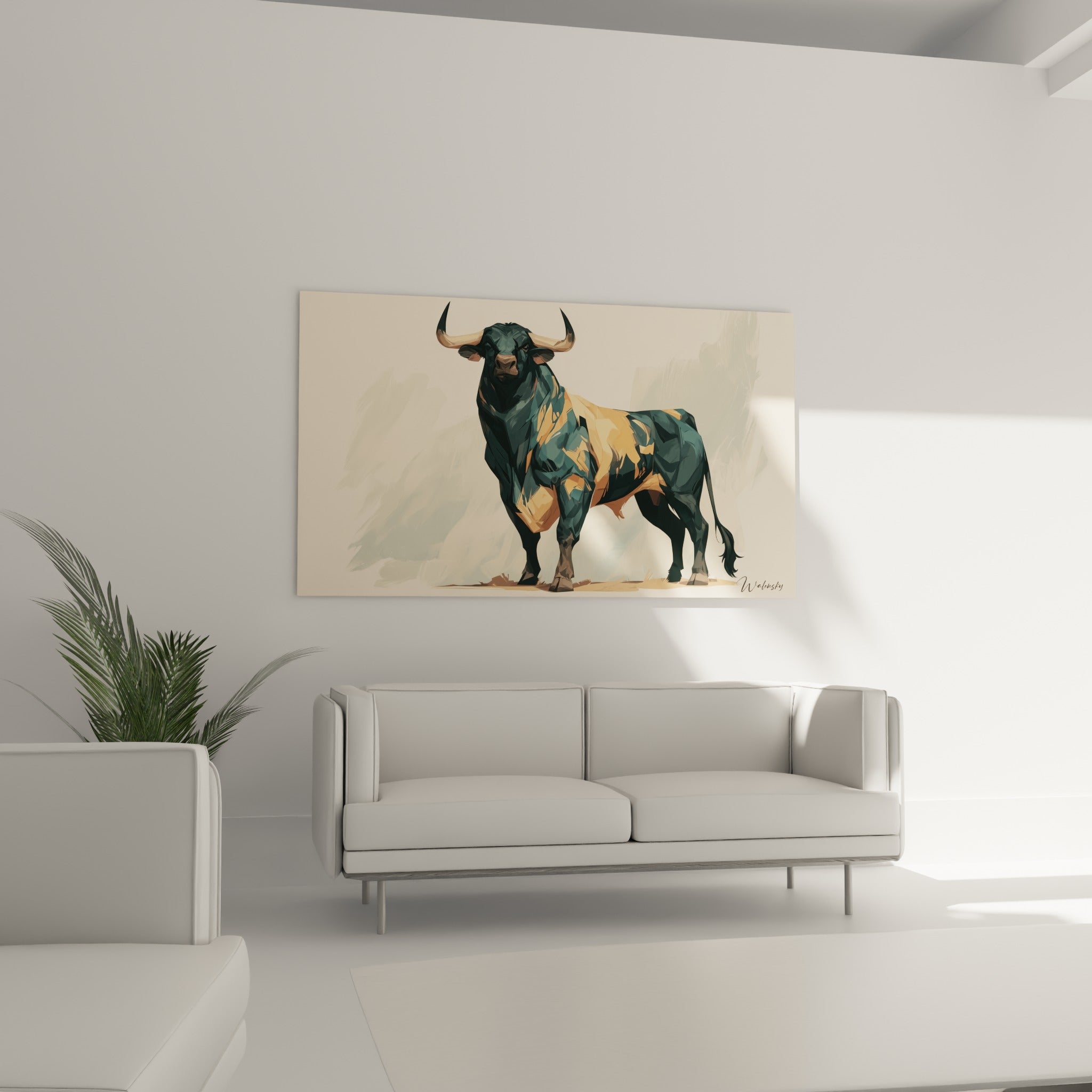 Cornes recourbées du taureau stylisé aux tons ocre au-dessus d'un canapé dans un salon lumineux