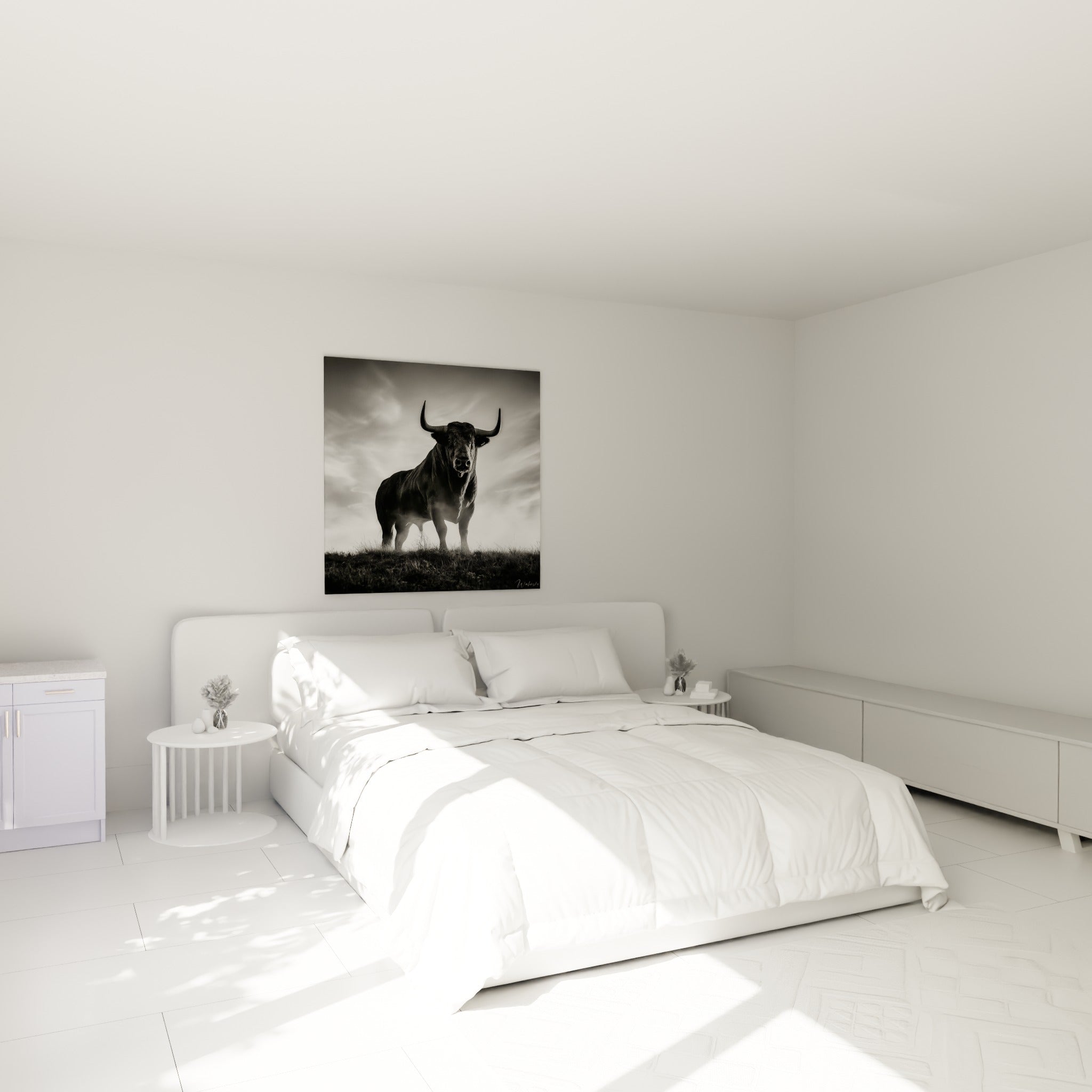 Silhouette du taureau anthracite et blanche accrochée au-dessus d'un lit dans une chambre claire