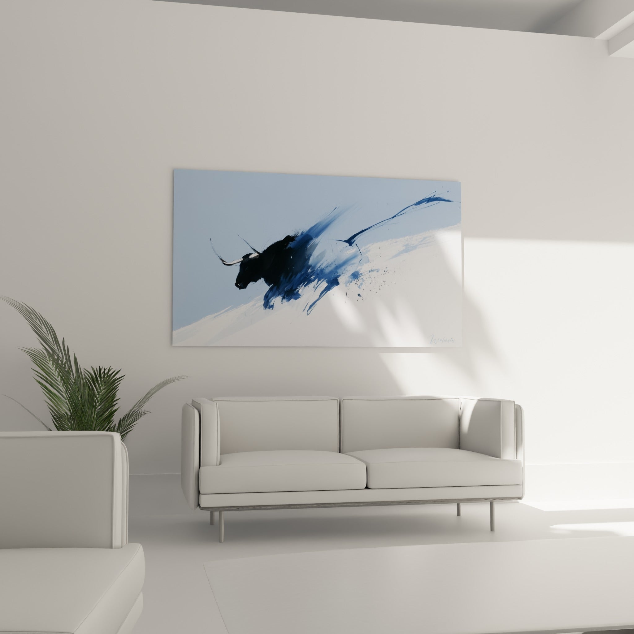 Animal sombre aux cornes blanches sur fond bleu ciel, au-dessus d'un canapé dans un salon lumineux