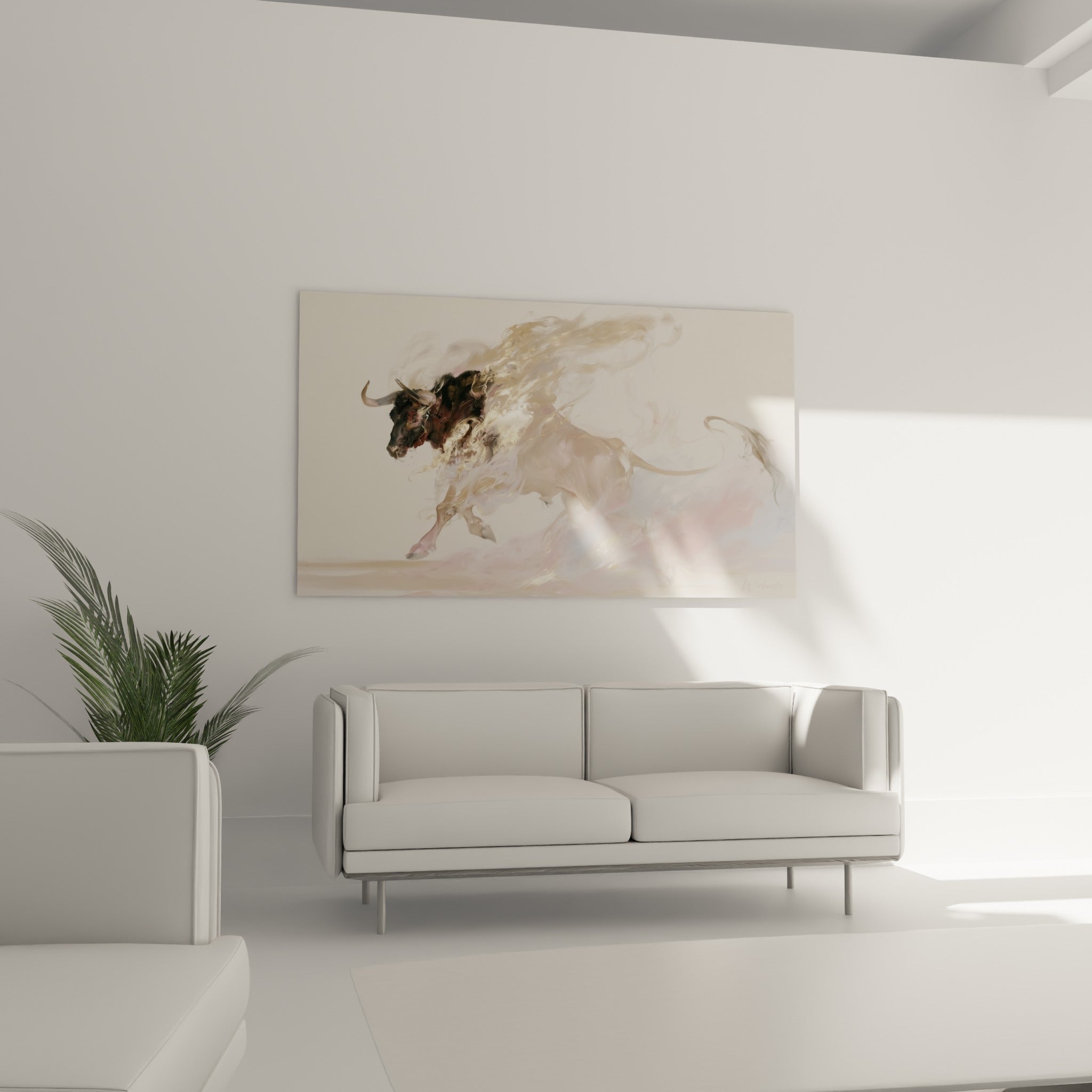 Silhouette du Taureau en galop, tons crème et rosés, suspendue au-dessus d'un canapé dans un salon lumineux