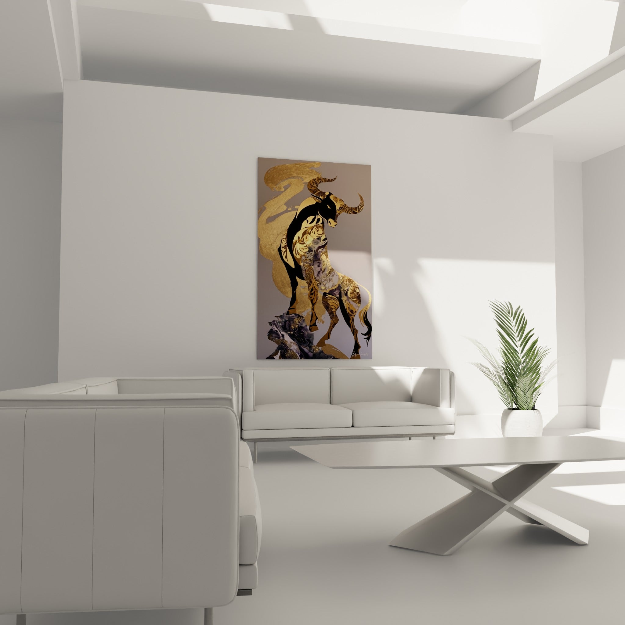 Taureau stylisé aux reflets dorés et marbre violet, au-dessus d'un canapé dans un salon lumineux