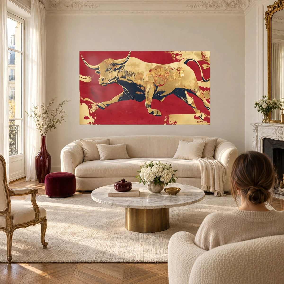 Gemälde eines goldenen Stiers im Sprung auf karmesinrotem Grund, aufgerichtete schwarze Hörner, über einem Sofa in einem hellen Wohnzimmer