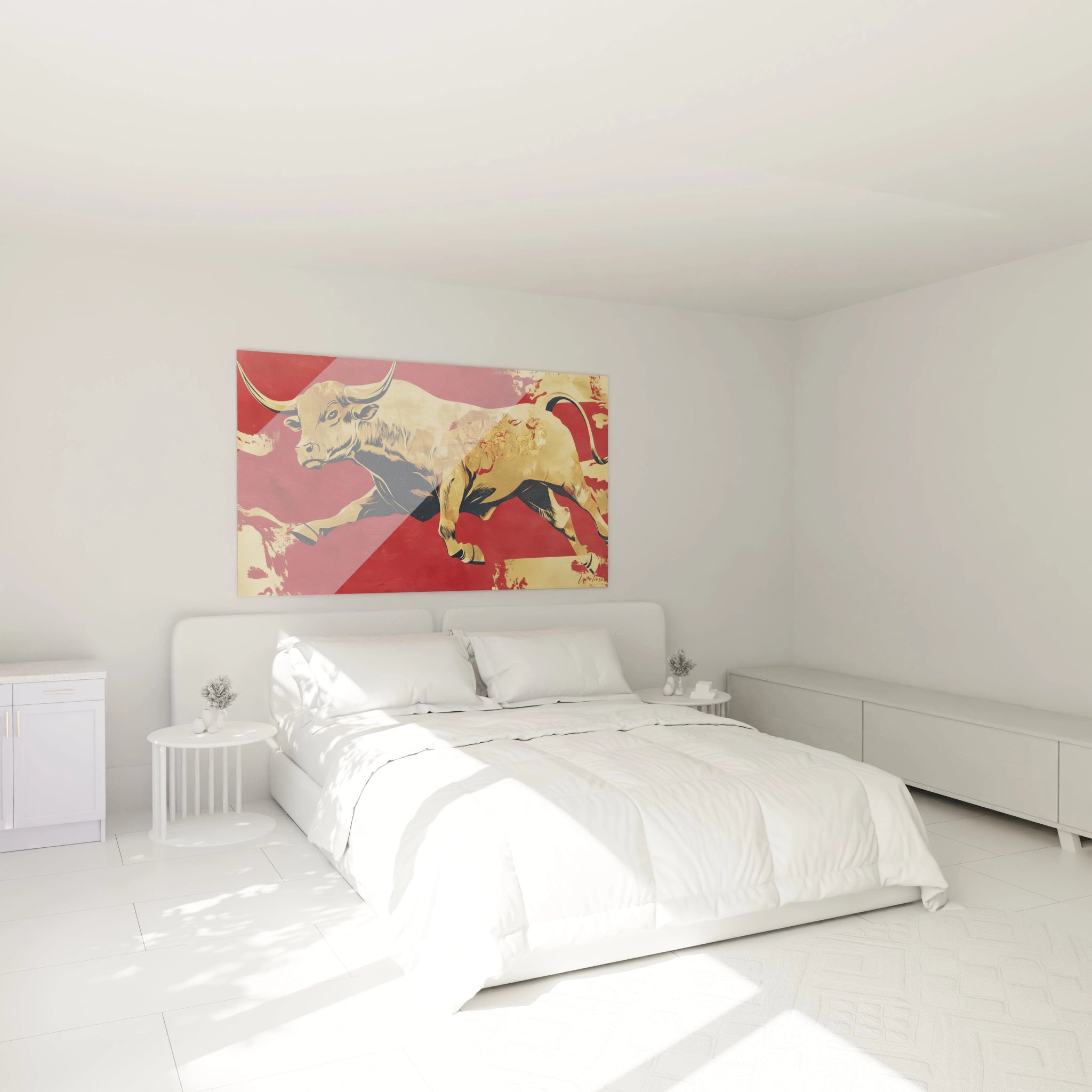 Tableau taureau Walensky décoratif rouge et doré accroché au-dessus d'un lit blanc moderne dans une chambre lumineuse