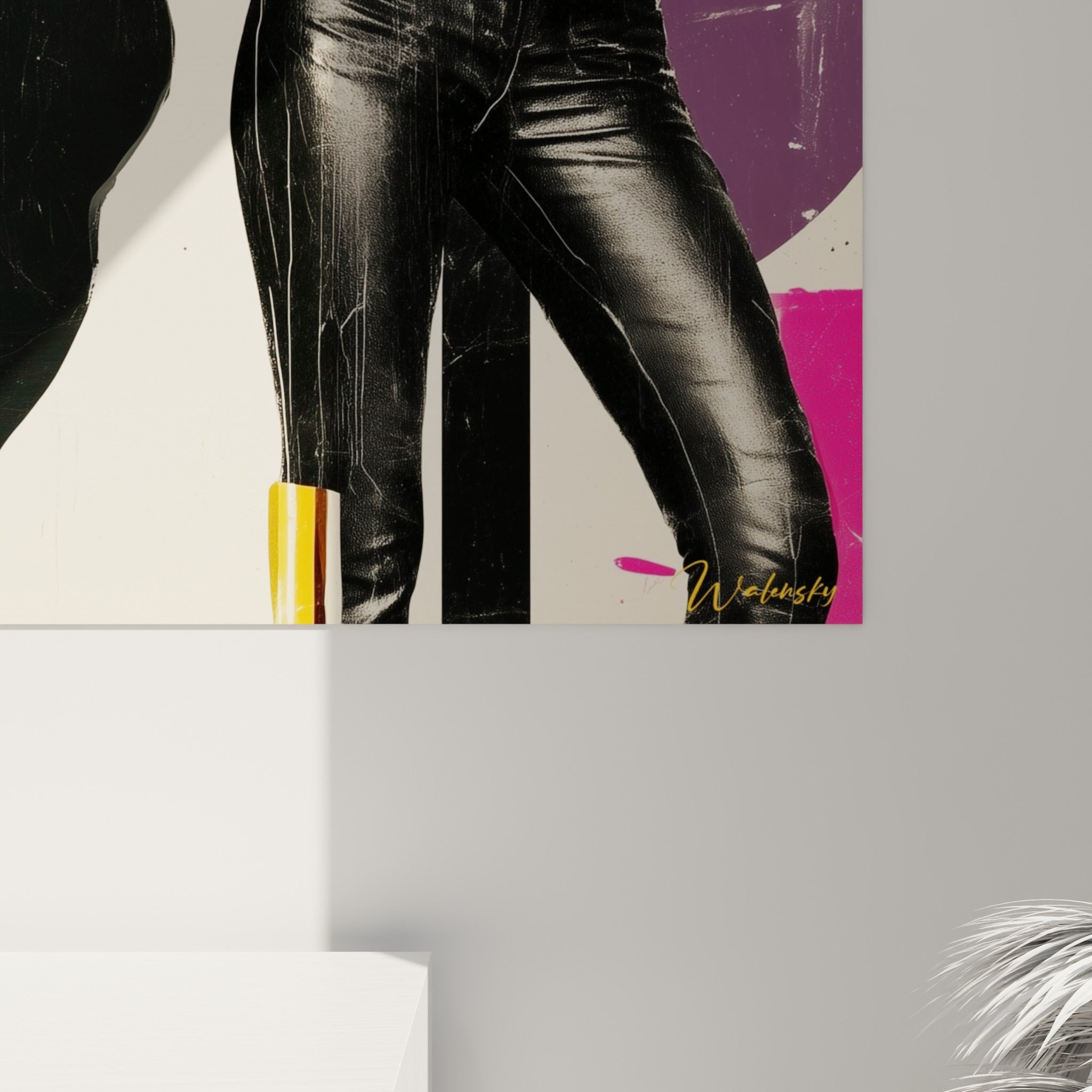 Empâtements noirs et éclats orange se distinguent sur la texture de cette toile taureau et femme rayée