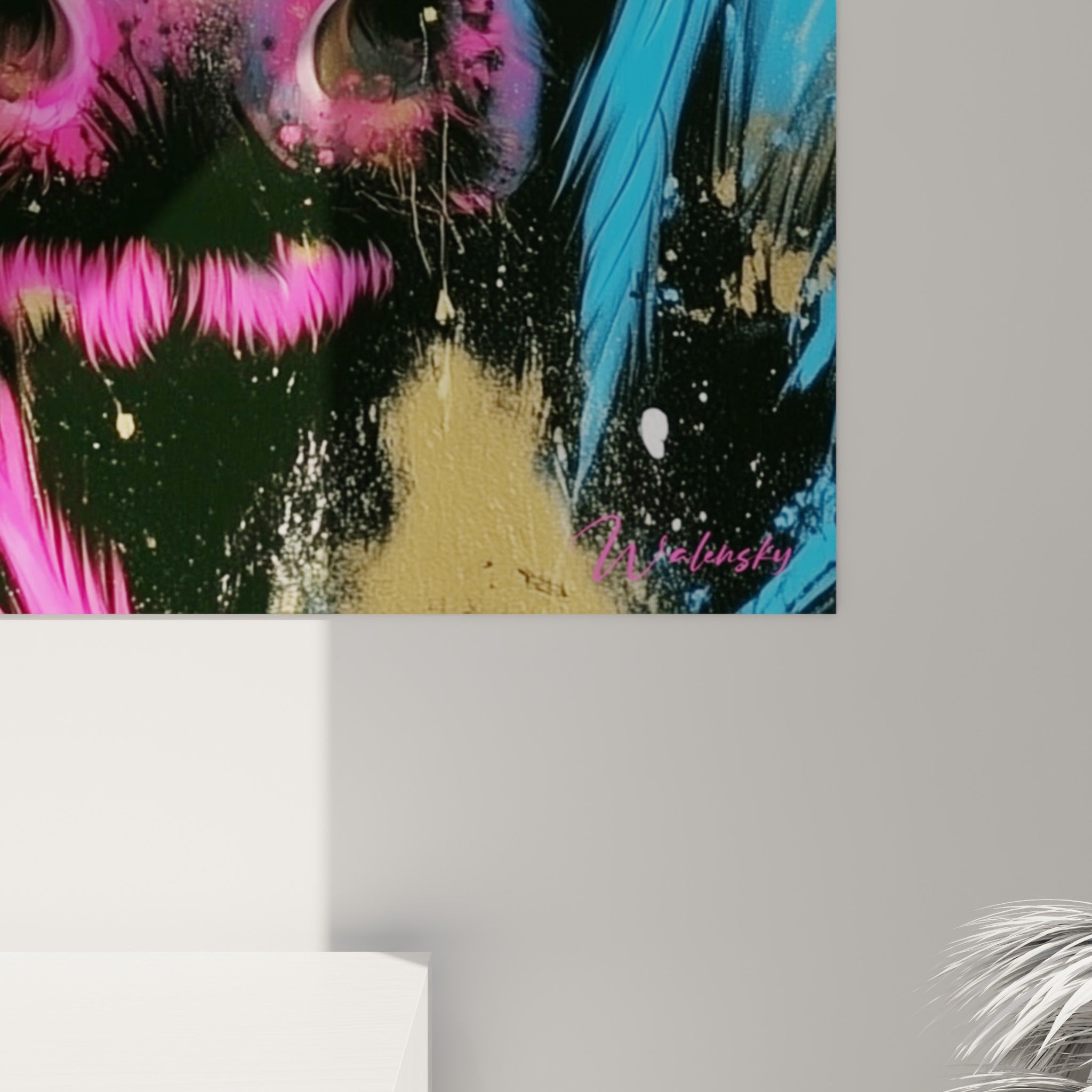 Coulures noires et texture granuleuse sur le pelage rose fluo et bleu ciel du taureau peint