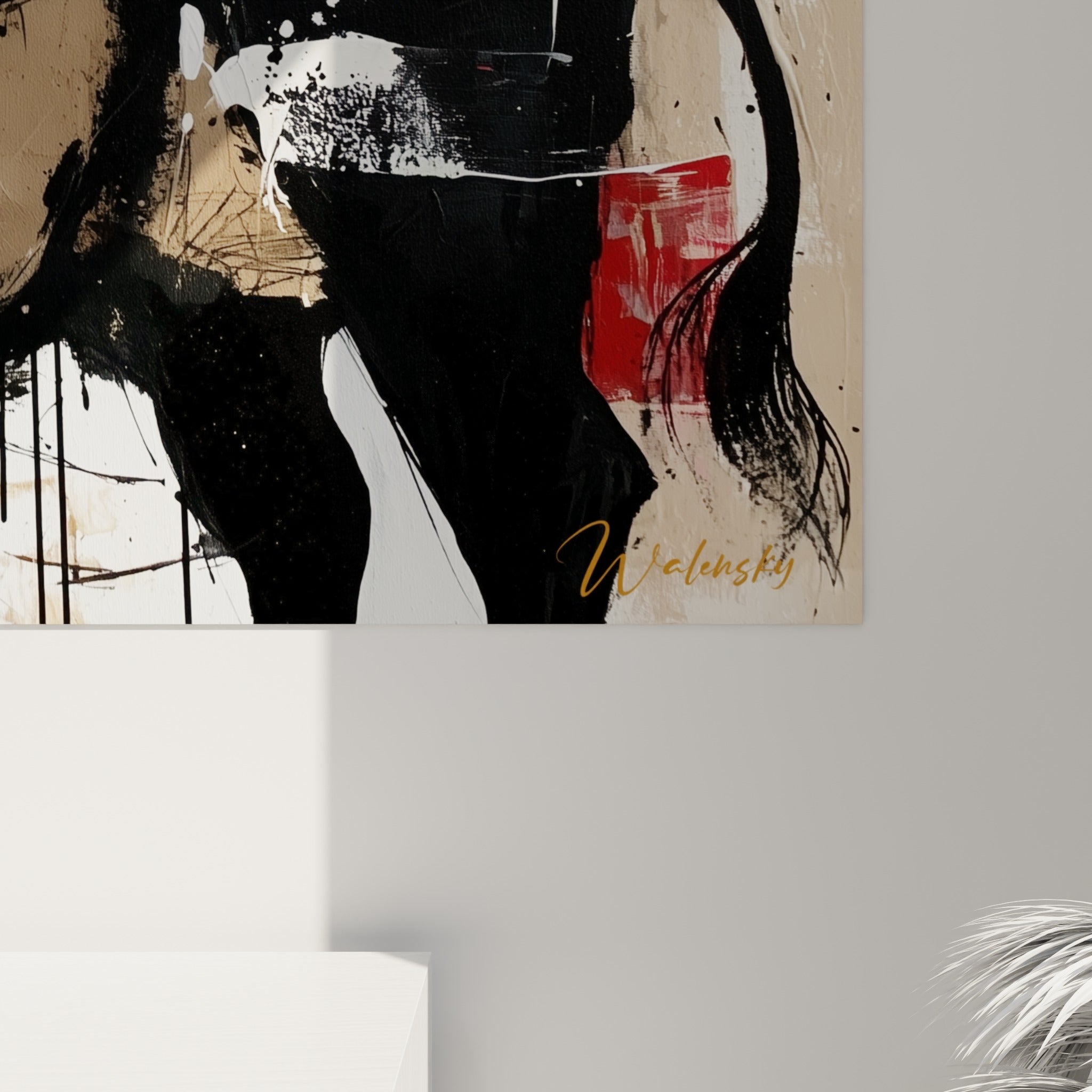Empâtements noirs et coulures beiges de la toile, éclats de rouge et grain visible en gros plan