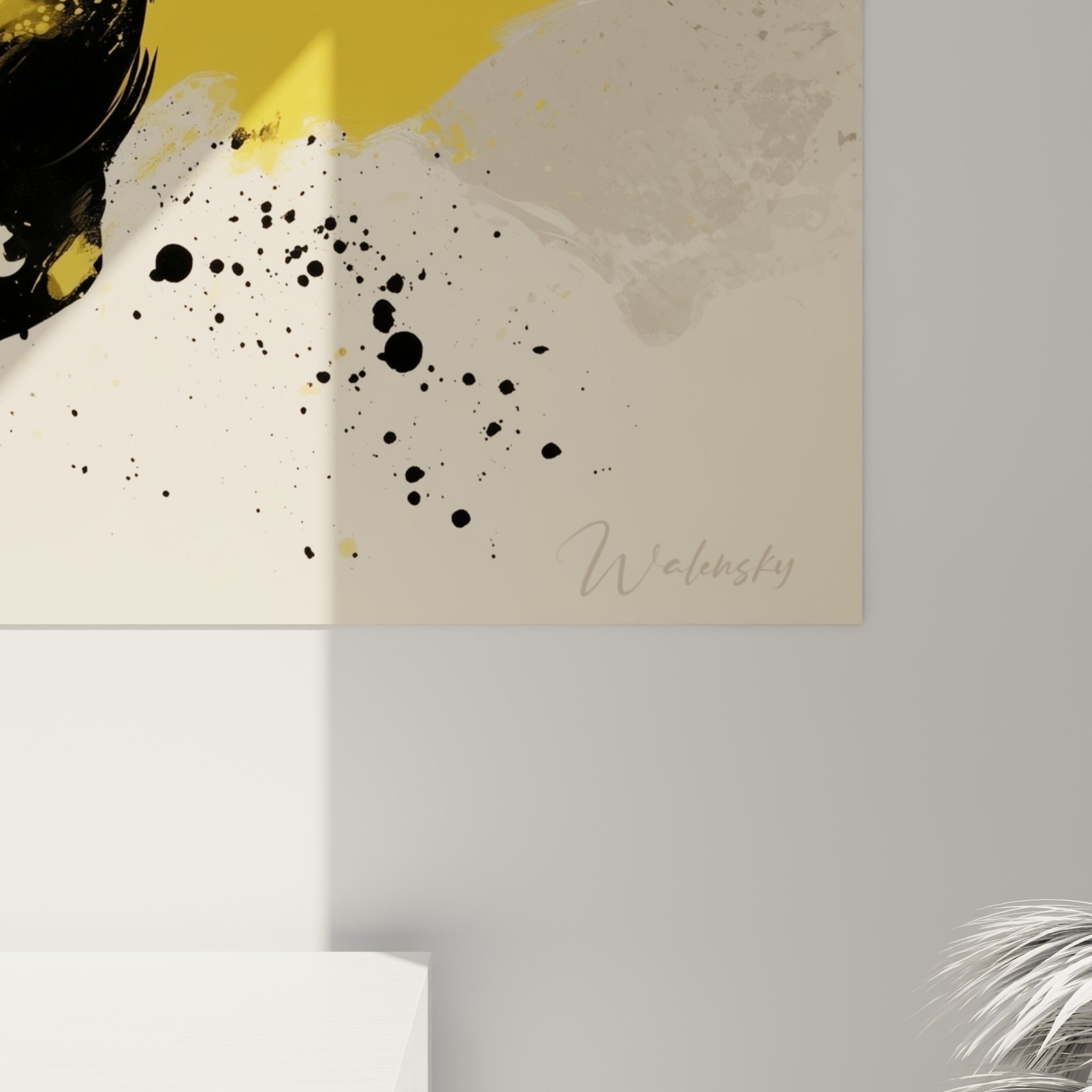 Détail des empâtements noirs et éclaboussures dorées sur la toile du taureau accrochée au mur