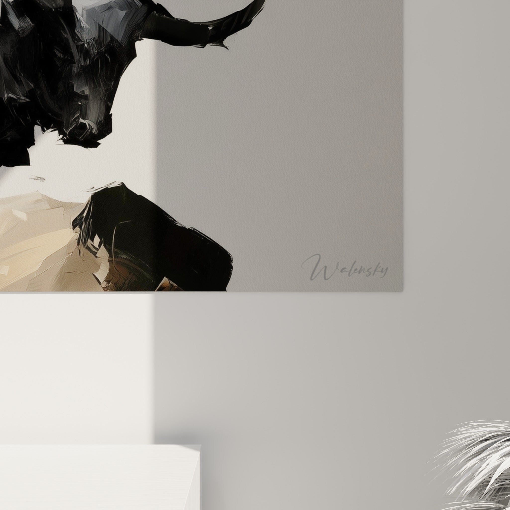 Matière épaisse et empâtée du pelage blanc et des cornes noires du taureau peint au couteau