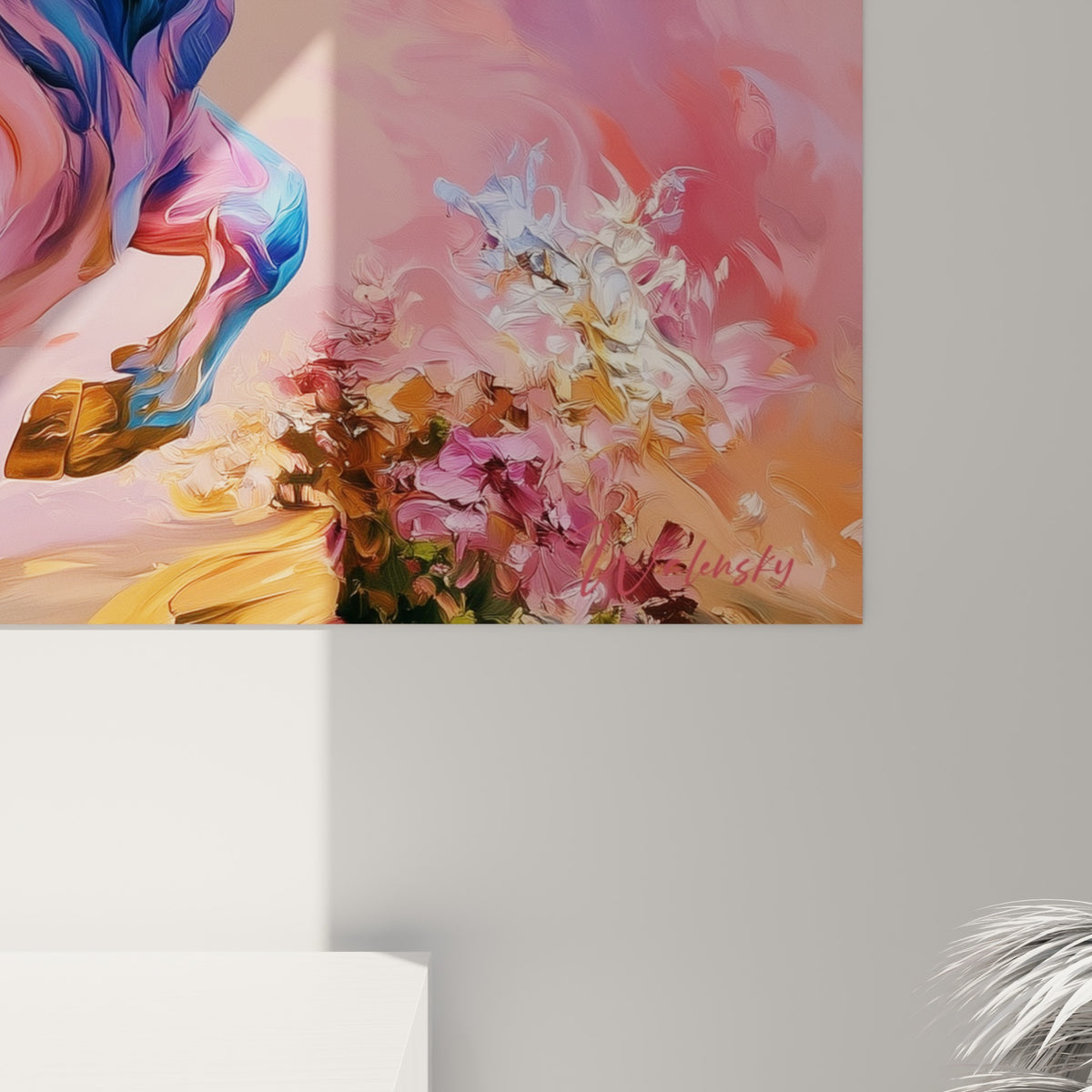 Empâtements bleus et roses se mêlant en coulures fluides sur la toile du taureau accrochée