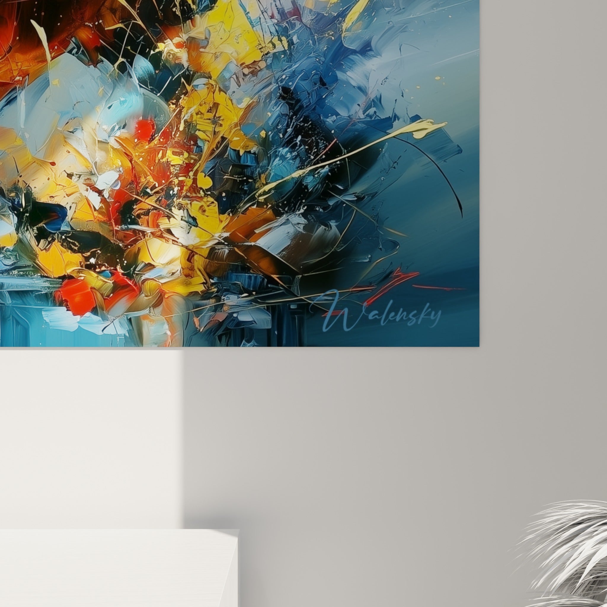 Empâtements bleu glacial et éclats orangés se mêlant en coulures épaisses sur la toile accrochée