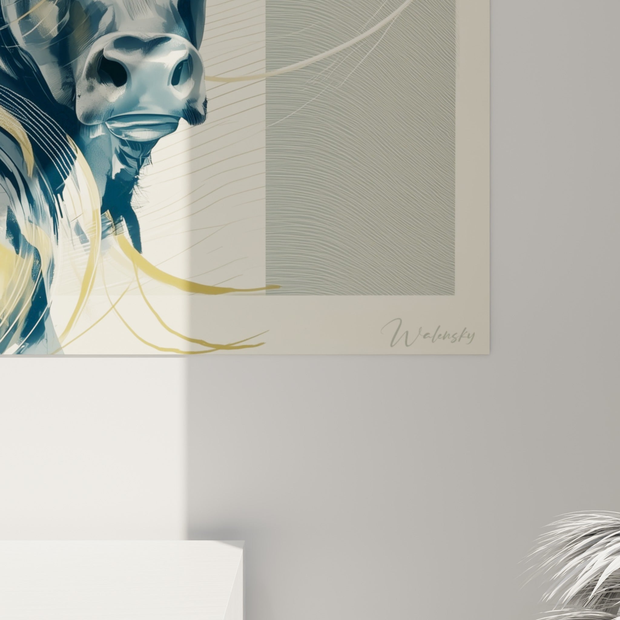 Empâtements bleu marine et filaments dorés se mêlant sur la toile du taureau accroché