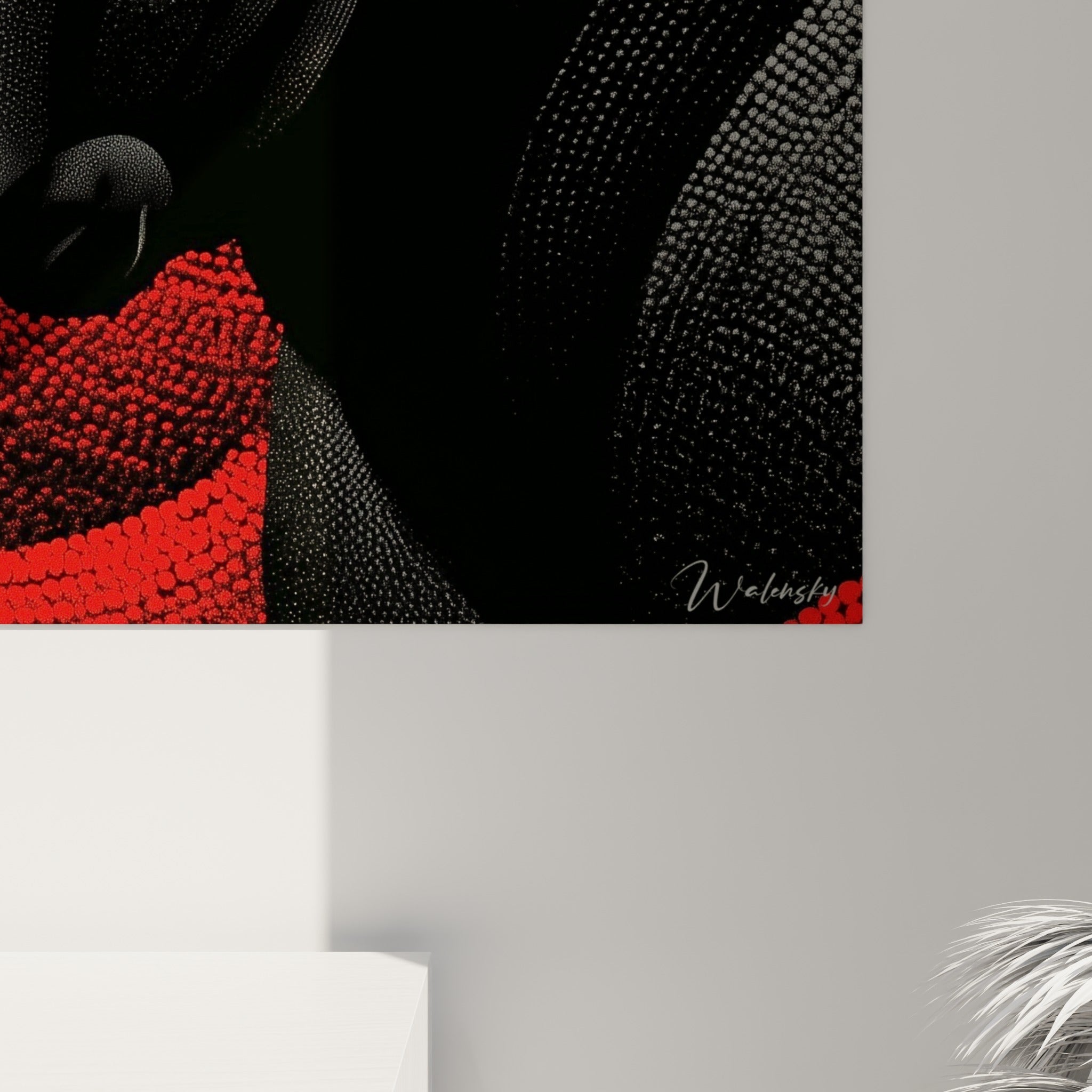 Grain pointilliste noir et gris sur fond rouge vif, corne blanc ivoire visible en détail rapproché