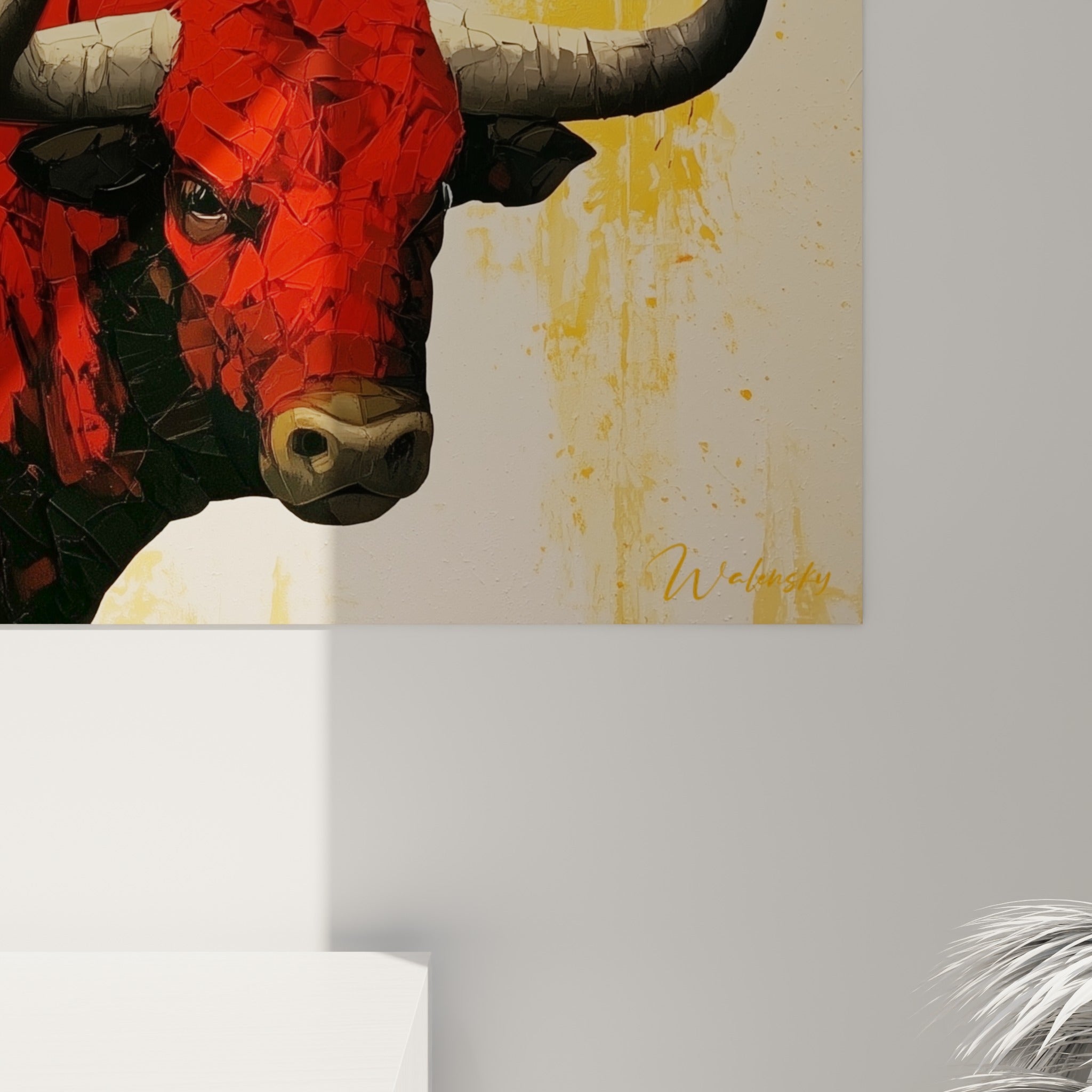 Empâtements anguleux du pelage gris et doré se fondant vers le rouge intense de la tête du taureau