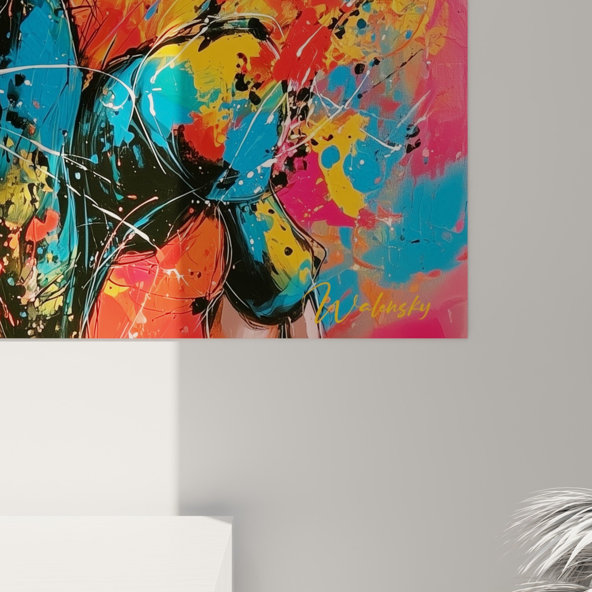 Coulures noires et éclats de peinture rose, jaune et turquoise composant le pelage du taureau en gros plan