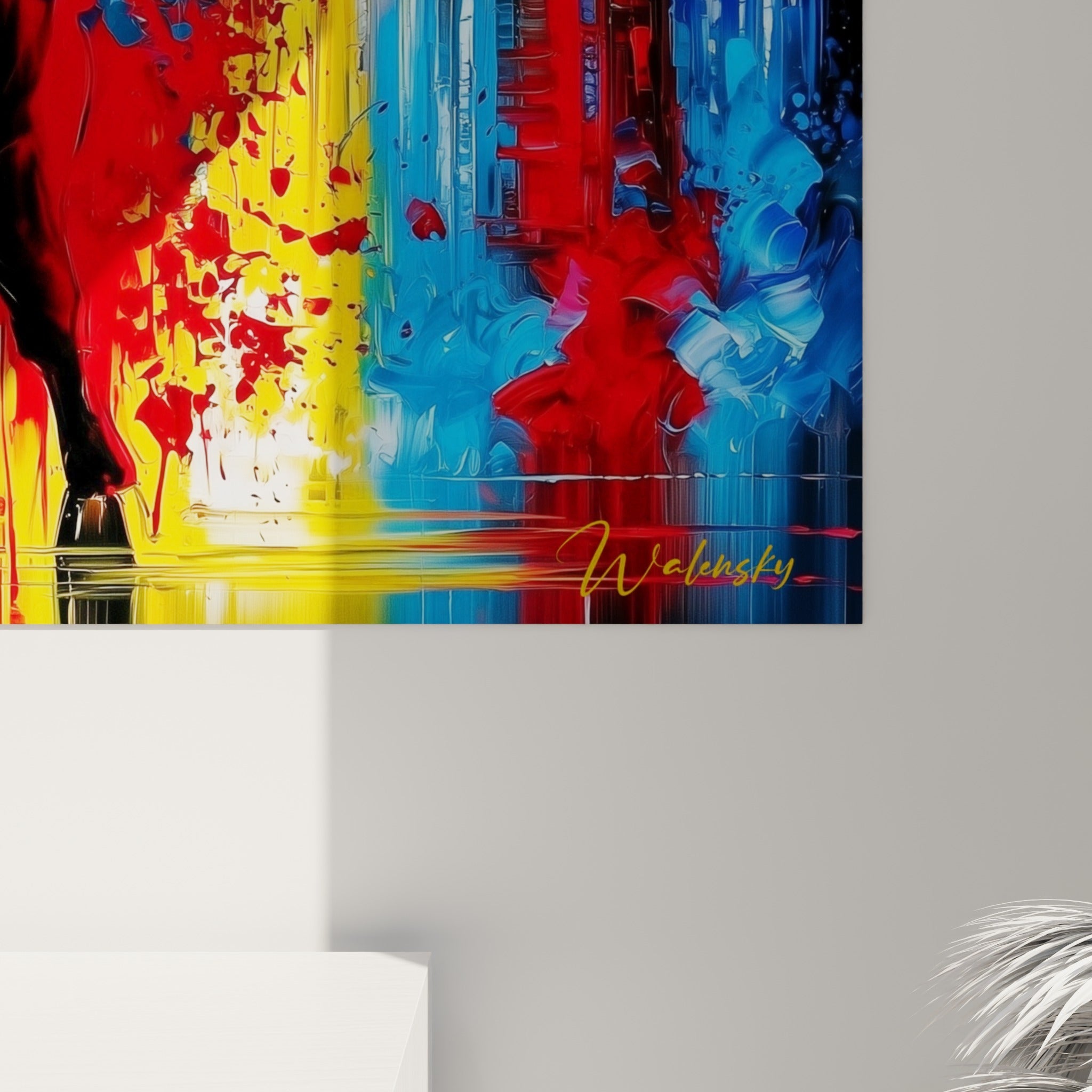 Coulures et empâtements de peinture rouge, bleue et dorée sur le pelage texturé du taureau