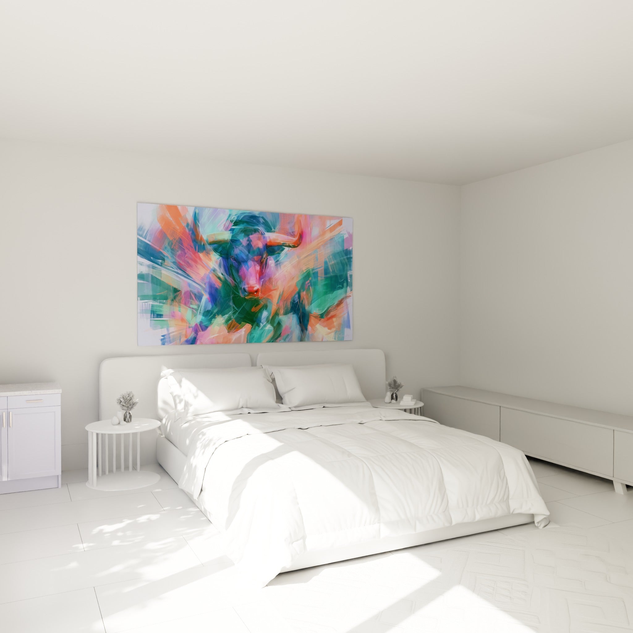 Taureau corail et turquoise en composition éclatée, accroché au-dessus d'un lit dans une chambre claire