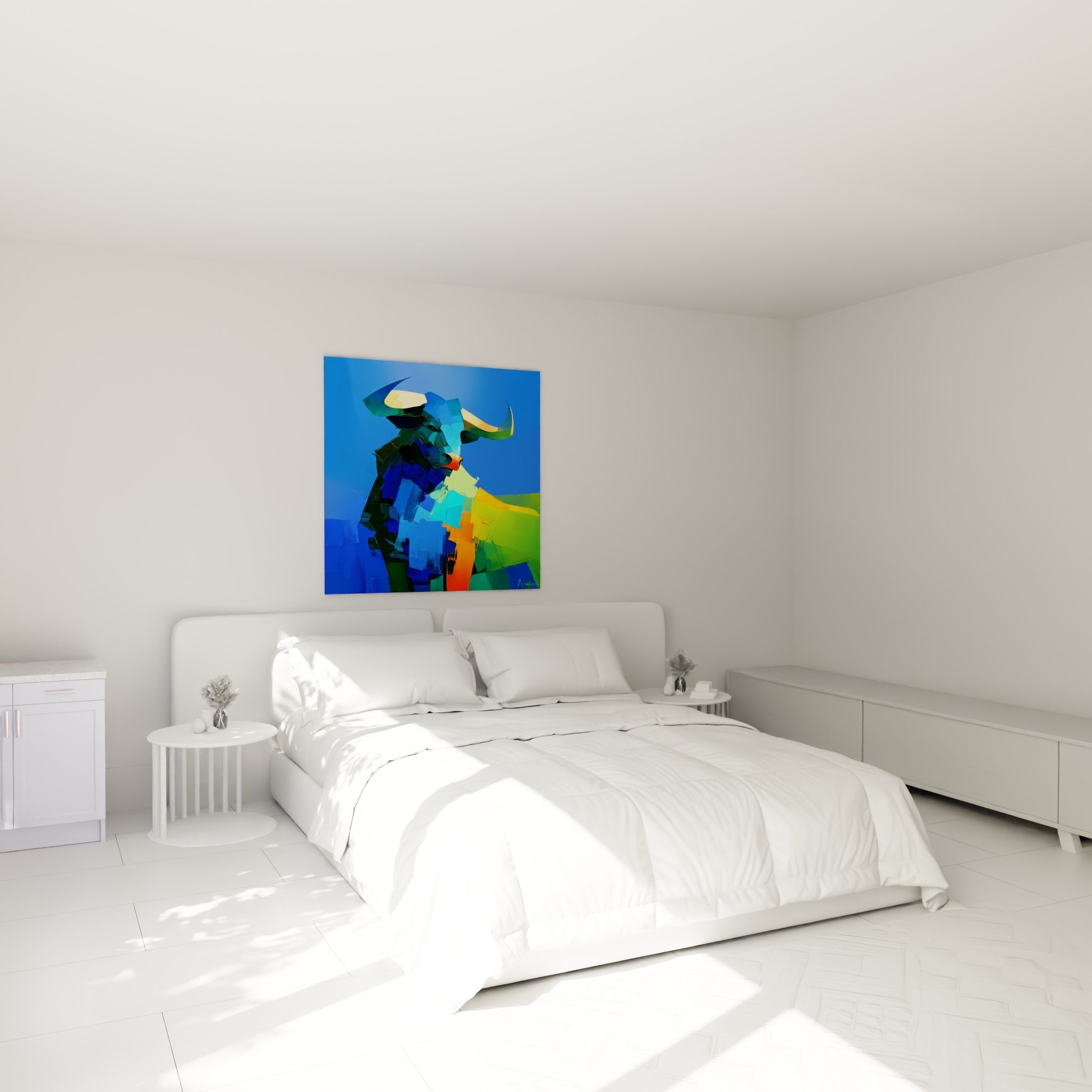 Tête de taureau turquoise et orange vif au-dessus d'un lit dans une chambre claire
