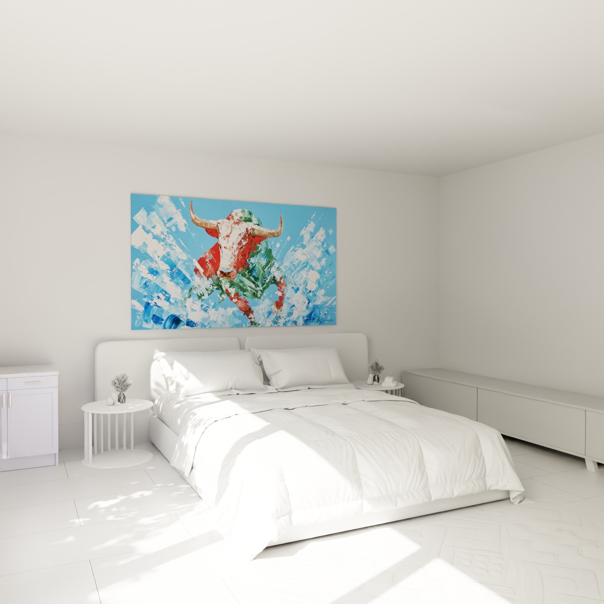Bête fauve rouge et verte en pleine charge sur fond bleu, au-dessus d'un lit dans une chambre claire