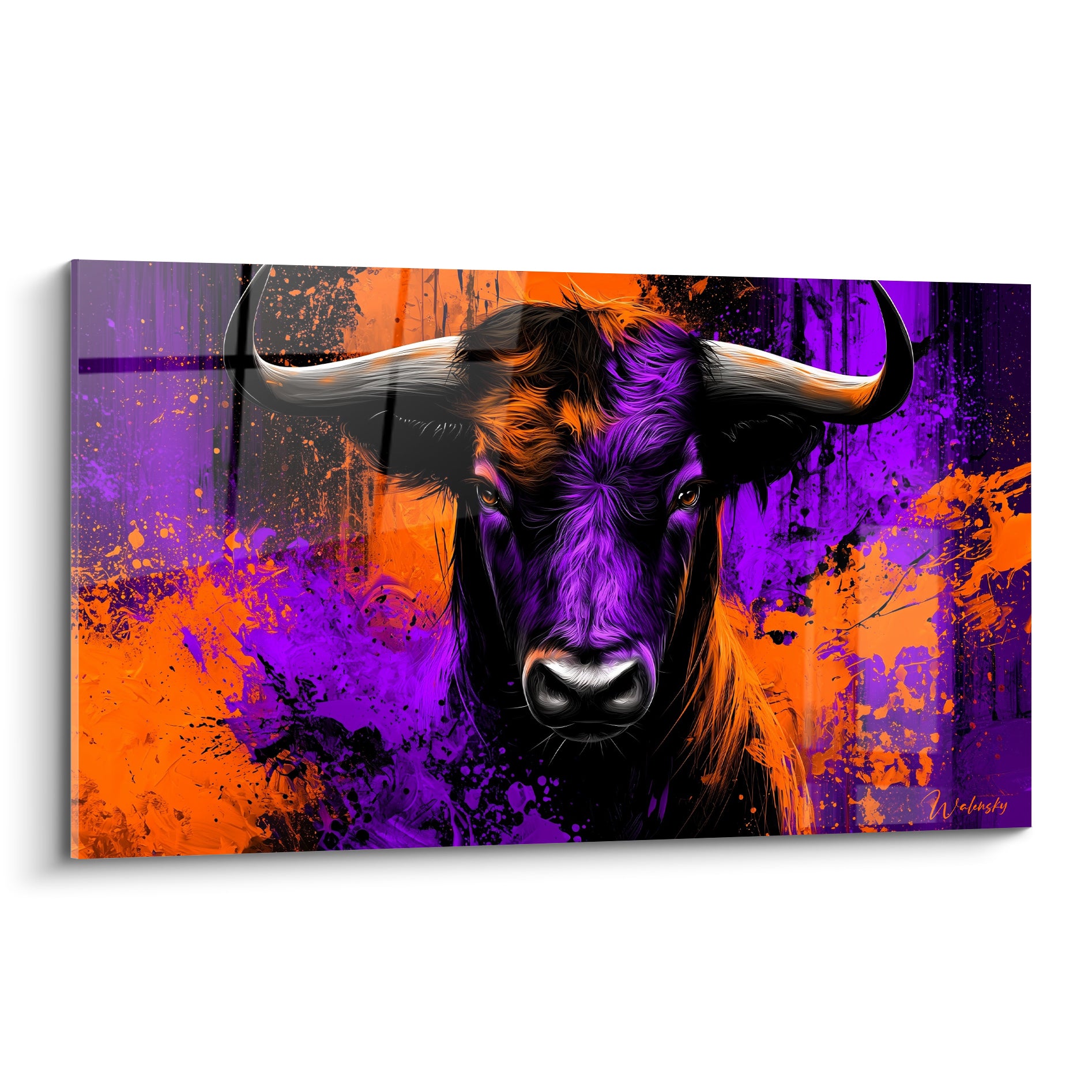 Taureau violet et orange aux cornes blanches, regard frontal intense sur fond éclaboussé