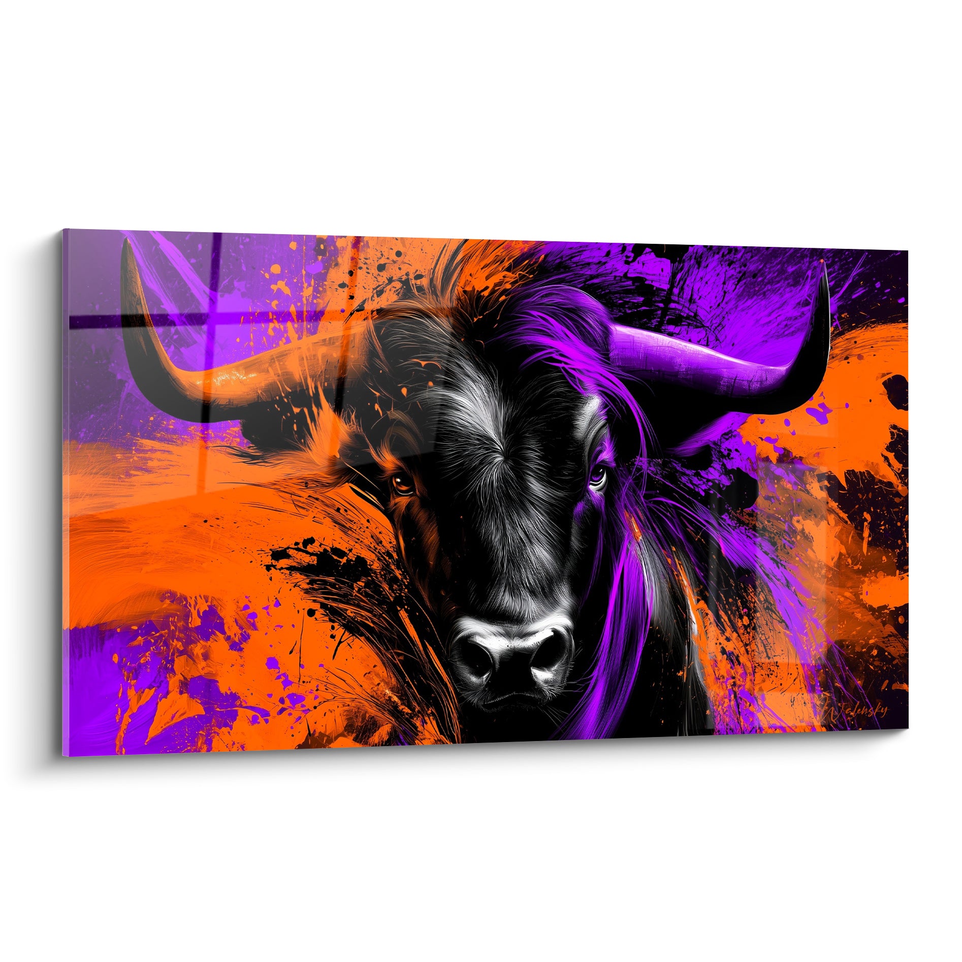 Taureau au regard intense, cornes violettes et pelage anthracite sur fond orange éclaté