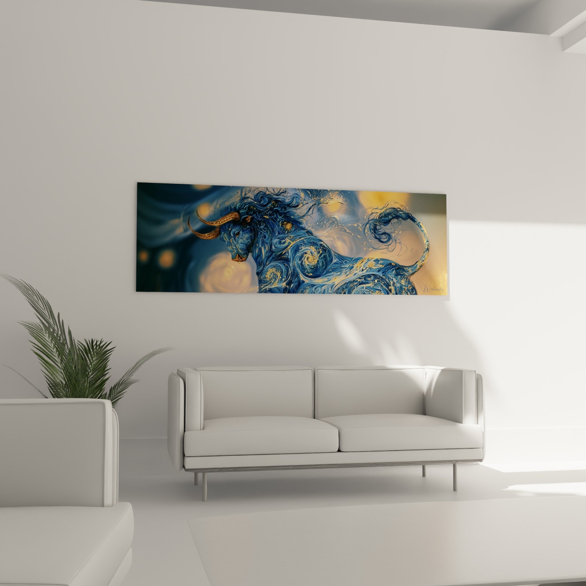 Silhouette animale bleu nuit et ambre aux mèches dorées, suspendue au-dessus d'un canapé dans un salon lumineux