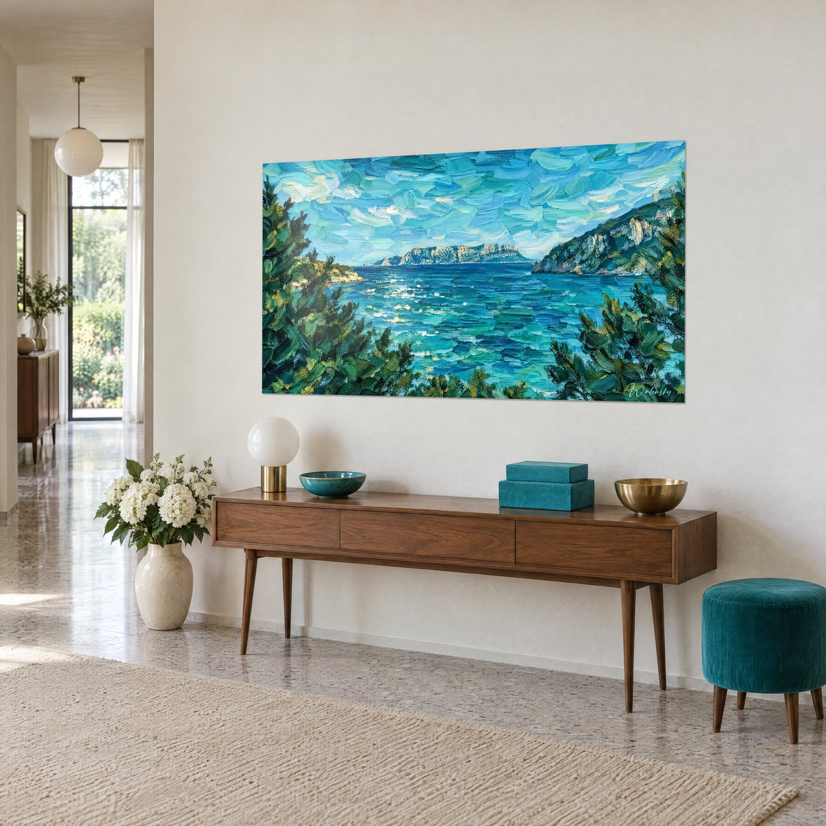 Tableau falaise calcaire grise entre deux pins sombres, vagues cyan piquées d'écume blanche, sur un mur crème près d'une console en bois