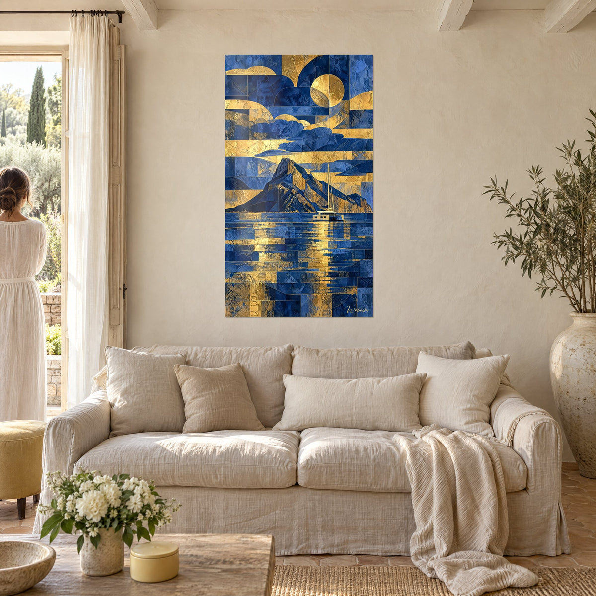Tableau île rocheuse en mosaïque bleu nuit et dorée, lune ronde, catamaran blanc, au-dessus d'un canapé dans un salon lumineux