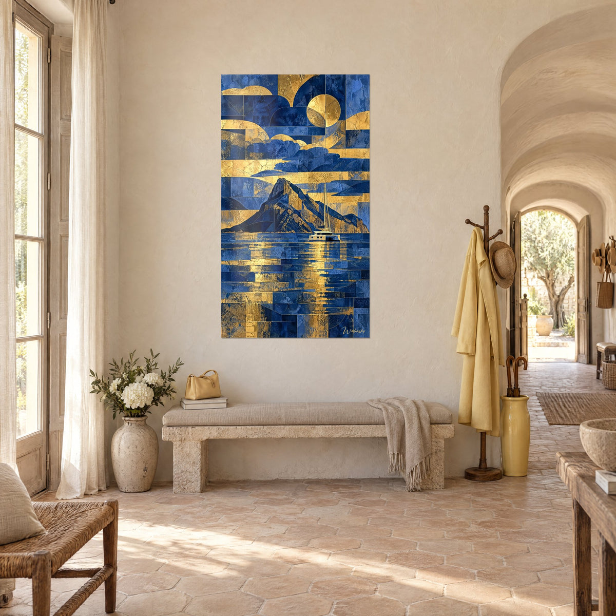 Tableau cime pointue sous lune d'or, nuages cobalt et reflets ocre sur l'eau, accroché dans un couloir voûté du mas provençal