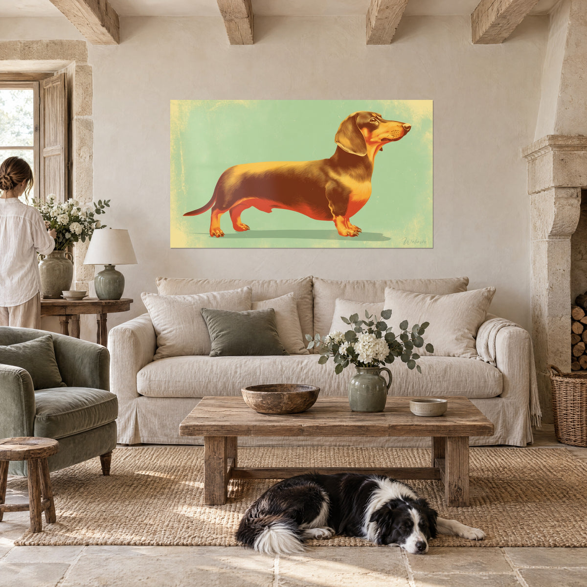 Schilderij rood-bruine teckel in profiel op een pastelgroene achtergrond, snuit omhoog, boven een bank in een lichte woonkamer