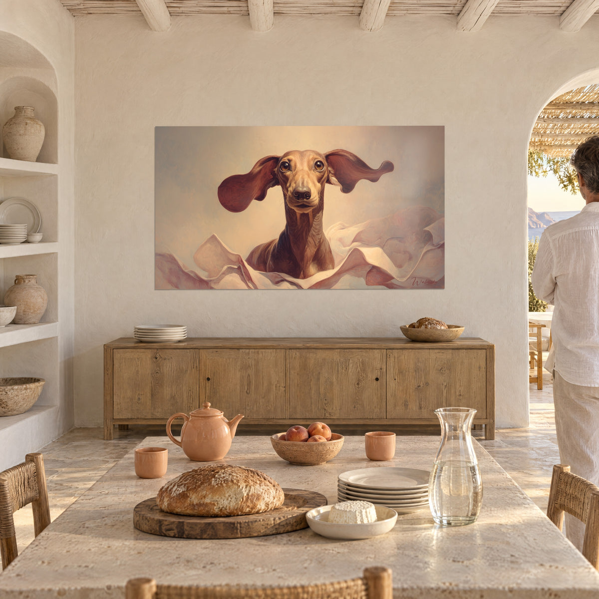 Cuadro retrato canino, orejas marrones desplegadas sobre fondo beige, dominando un aparador de madera y una mesa de piedra clara