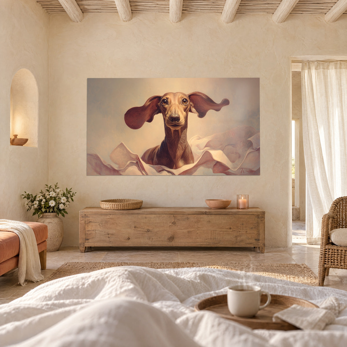 Cuadro basset tumbado de grandes orejas granate y pelaje color miel, frente a una pareja de espaldas, encima de una cama en un dormitorio luminoso
