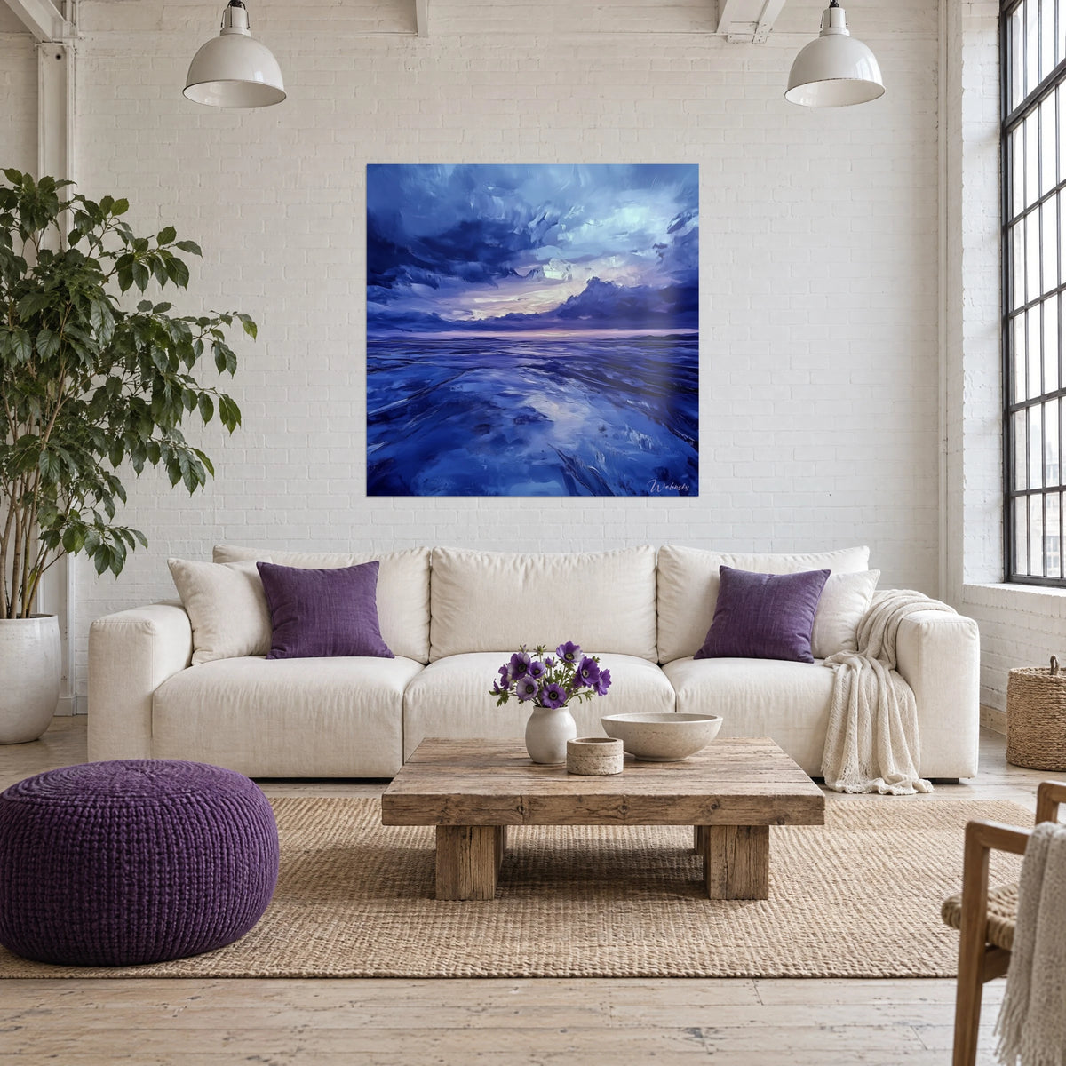 Cuadro de mar como tinta bajo un cielo de tormenta en azul cobalto y lila, reflejos en el suelo, encima de un sofá en un salón luminoso