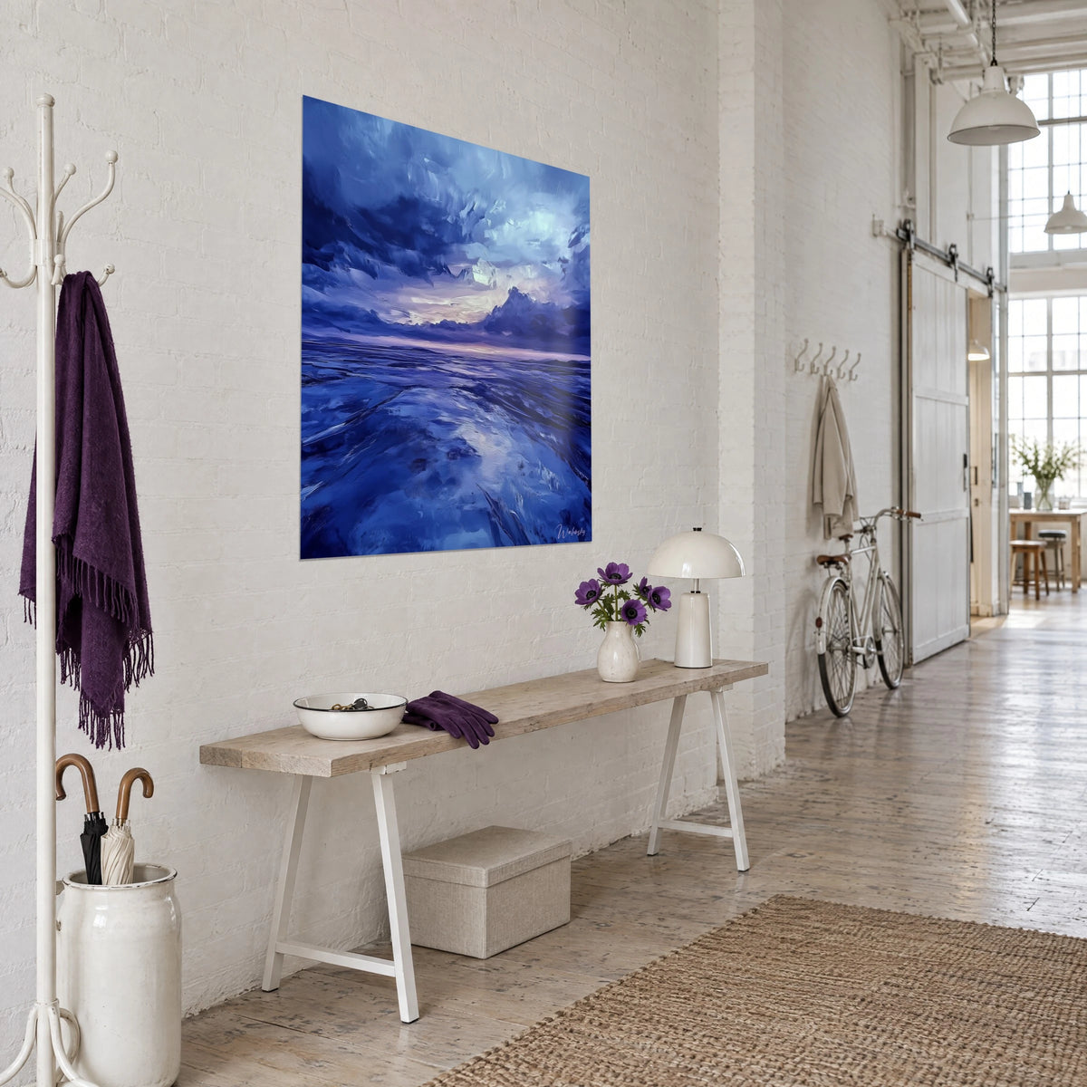 Cuadro de océano congelado en reflejos índigo y violeta pálido, nubes con espátula, visto de tres cuartos sobre una pared de ladrillo blanco