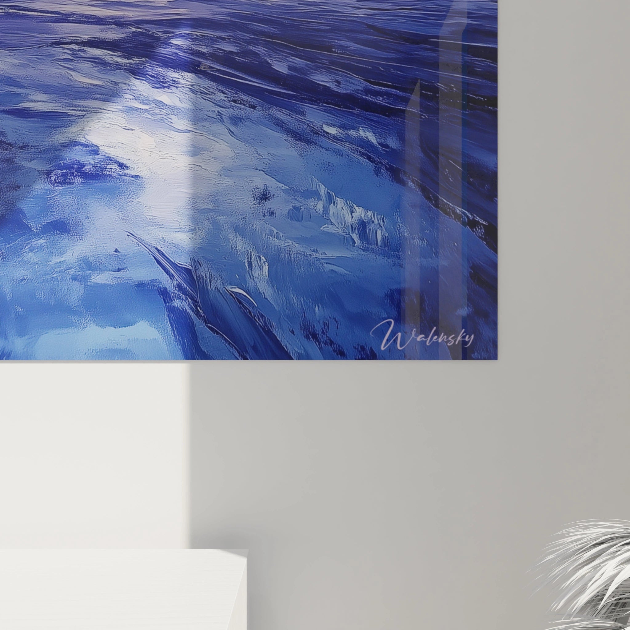 Un tableau mer expressionniste dominé par des tons bleus profonds et des reflets lumineux. Les coups de pinceaux dynamiques suggèrent le mouvement perpétuel des vagues, tandis que la transition vers un horizon plus clair évoque un instant suspendu entre jour et nuit.
